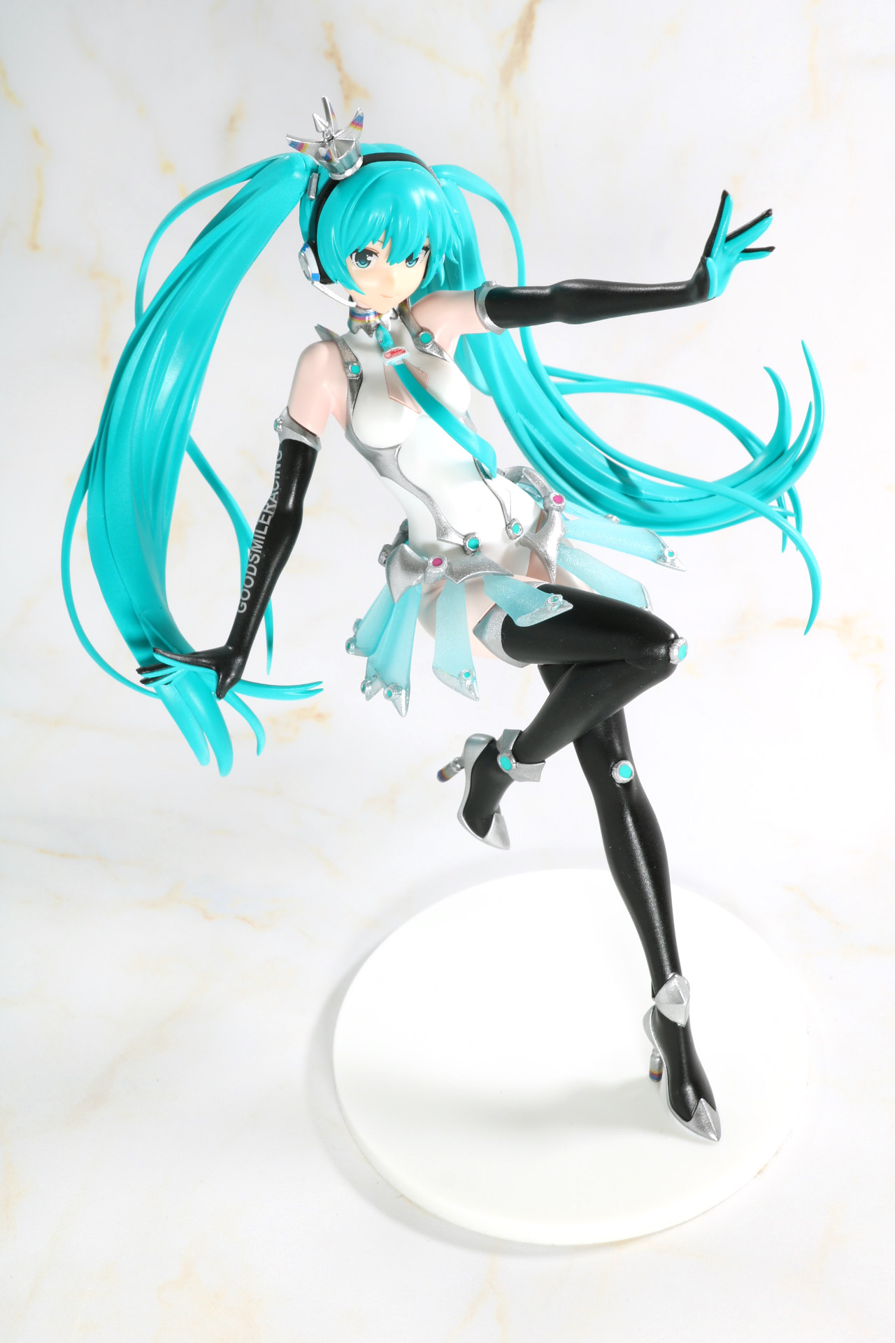 近未来感のある衣装にシグナルのようなデカールが映える