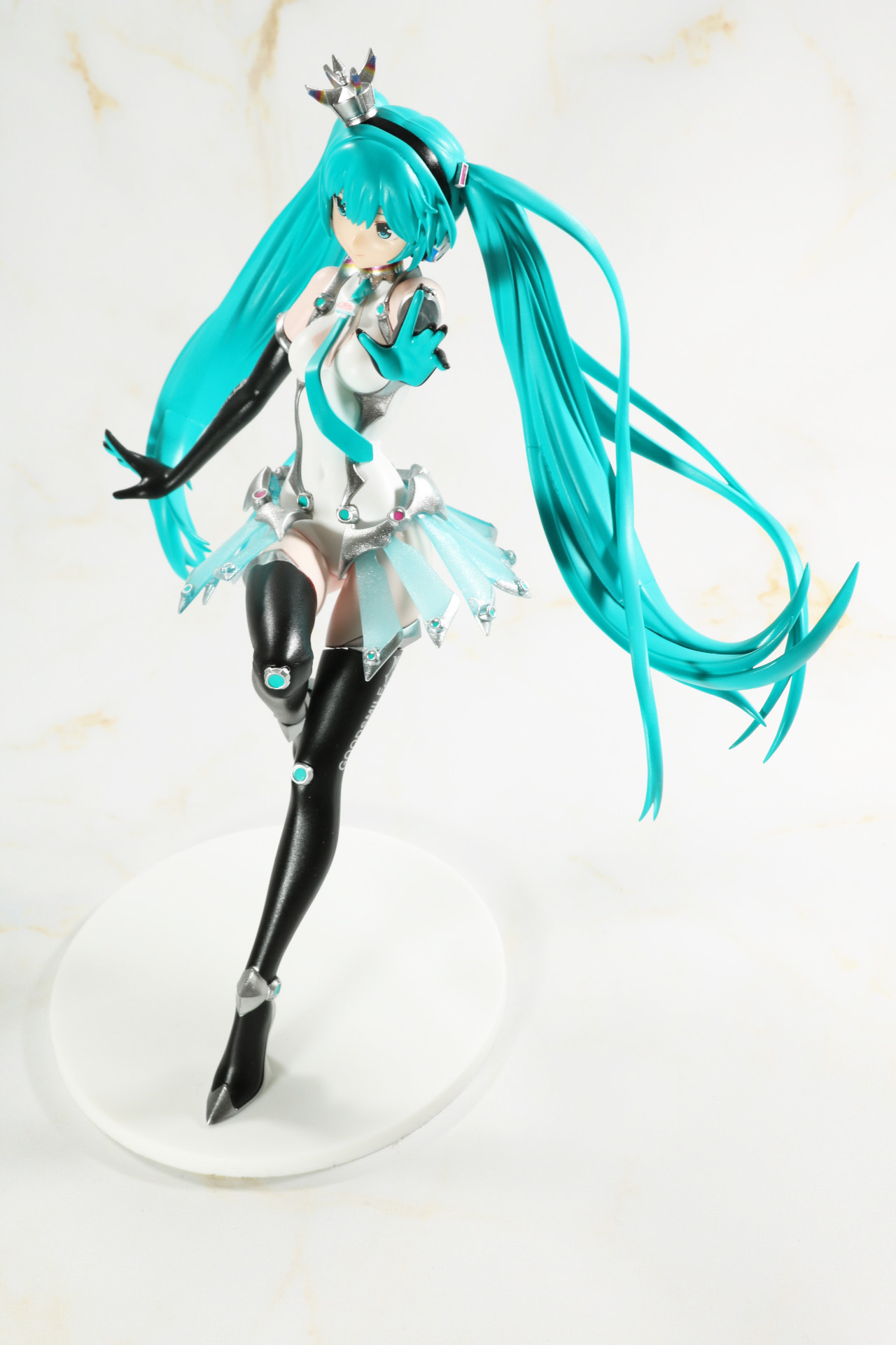 近未来感のある衣装にシグナルのようなデカールが映える