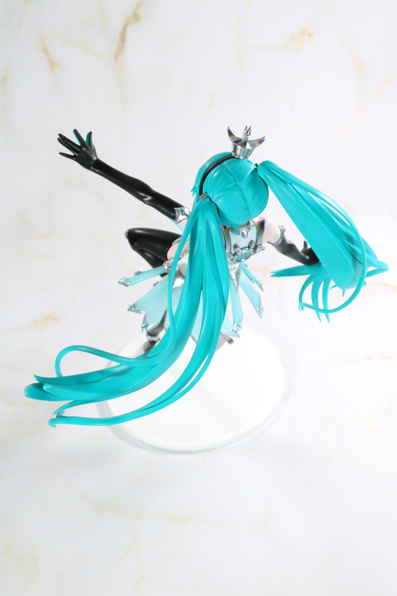 近未来感のある衣装にシグナルのようなデカールが映える