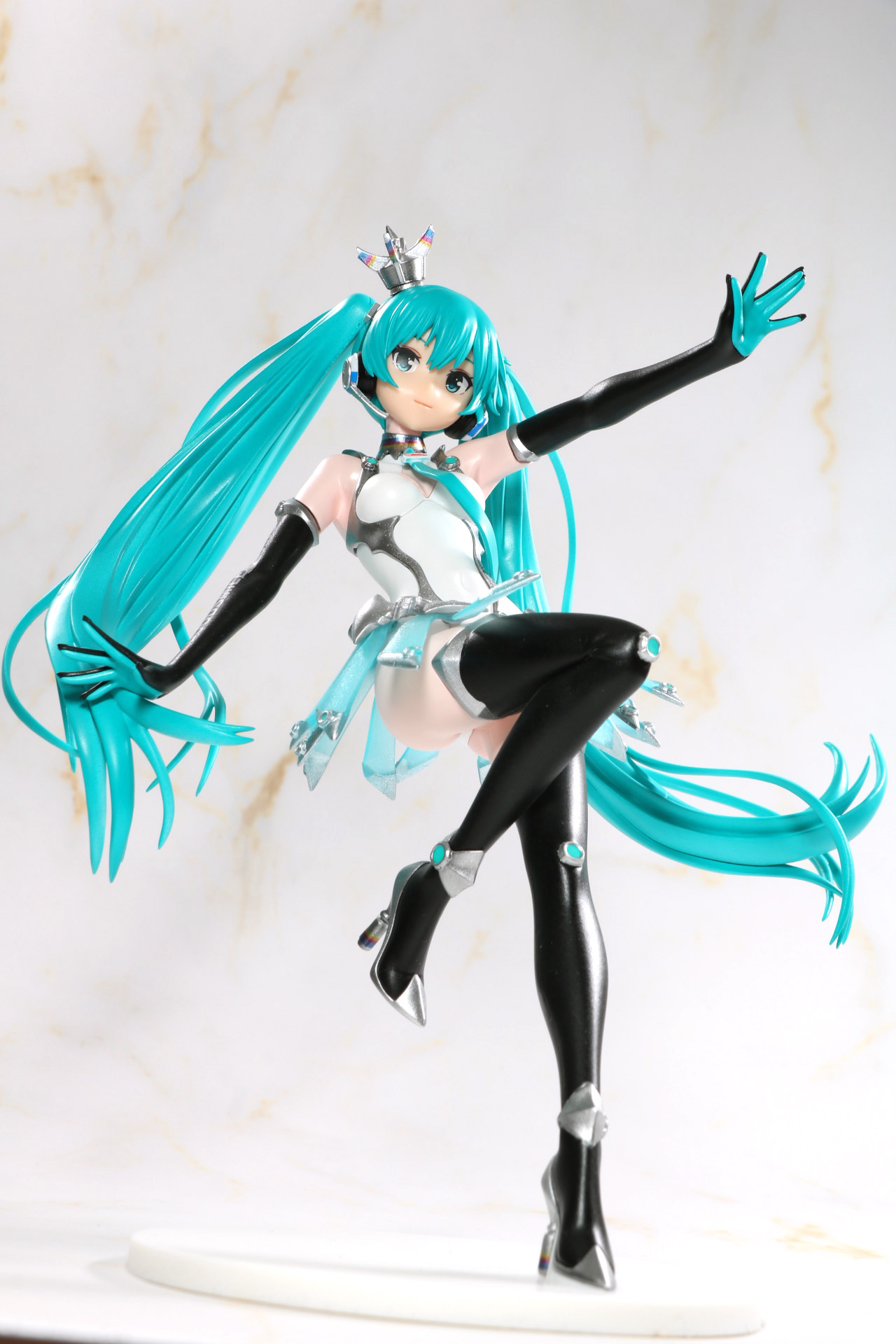 近未来感のある衣装にシグナルのようなデカールが映える