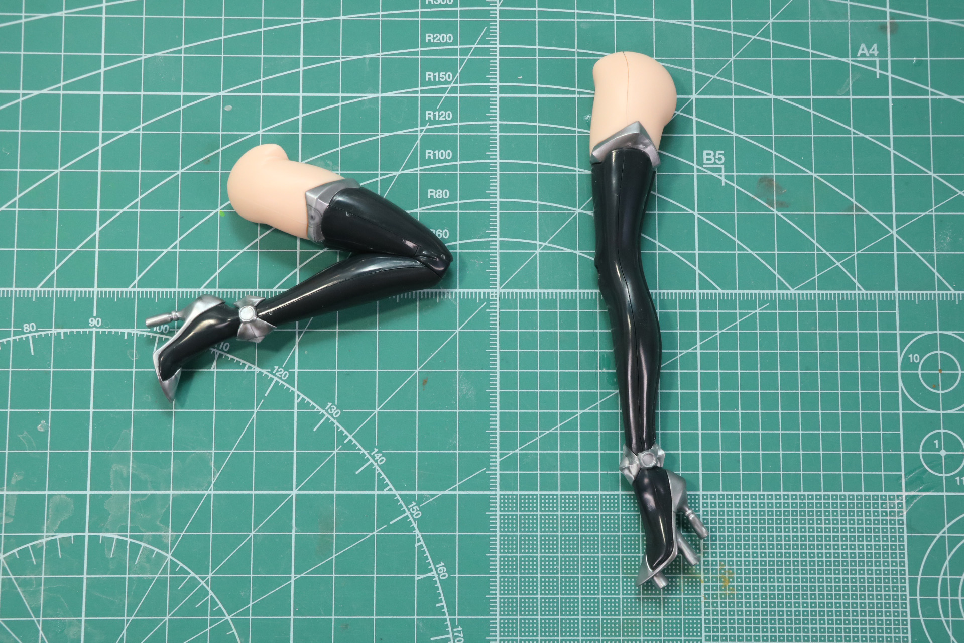 膝の装飾パーツ