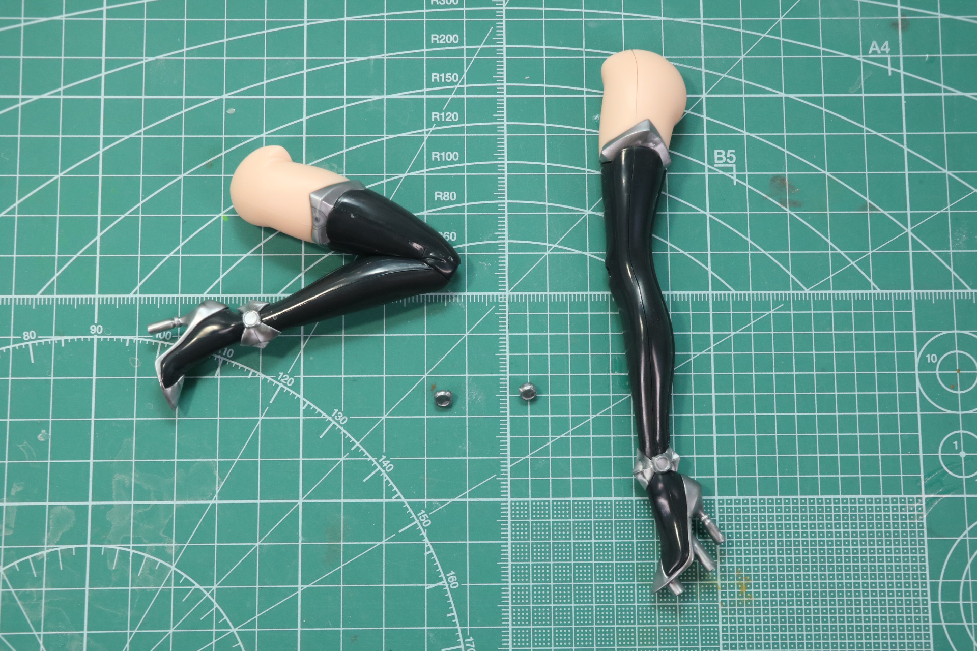 膝の装飾パーツ