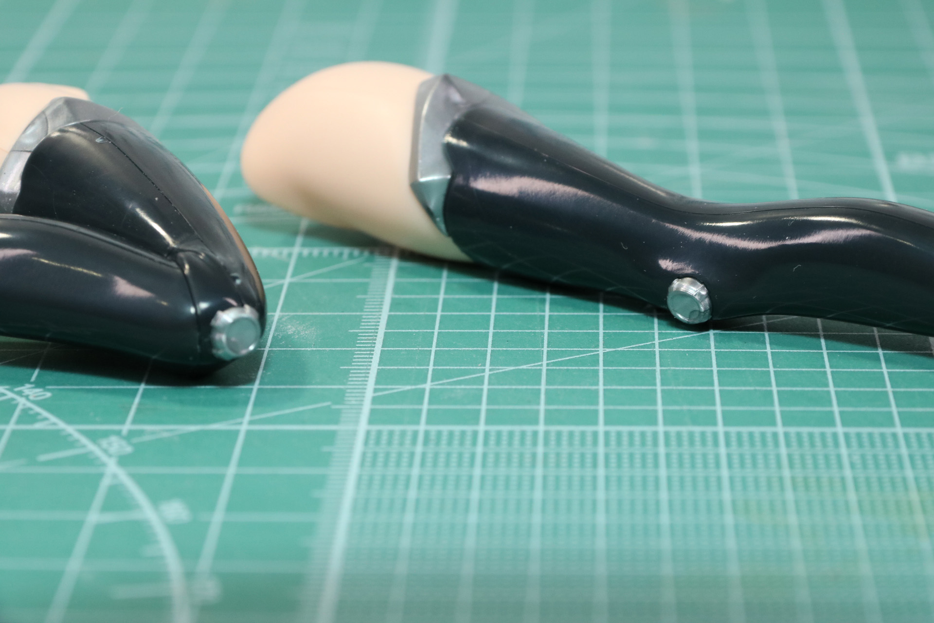 膝の装飾パーツ