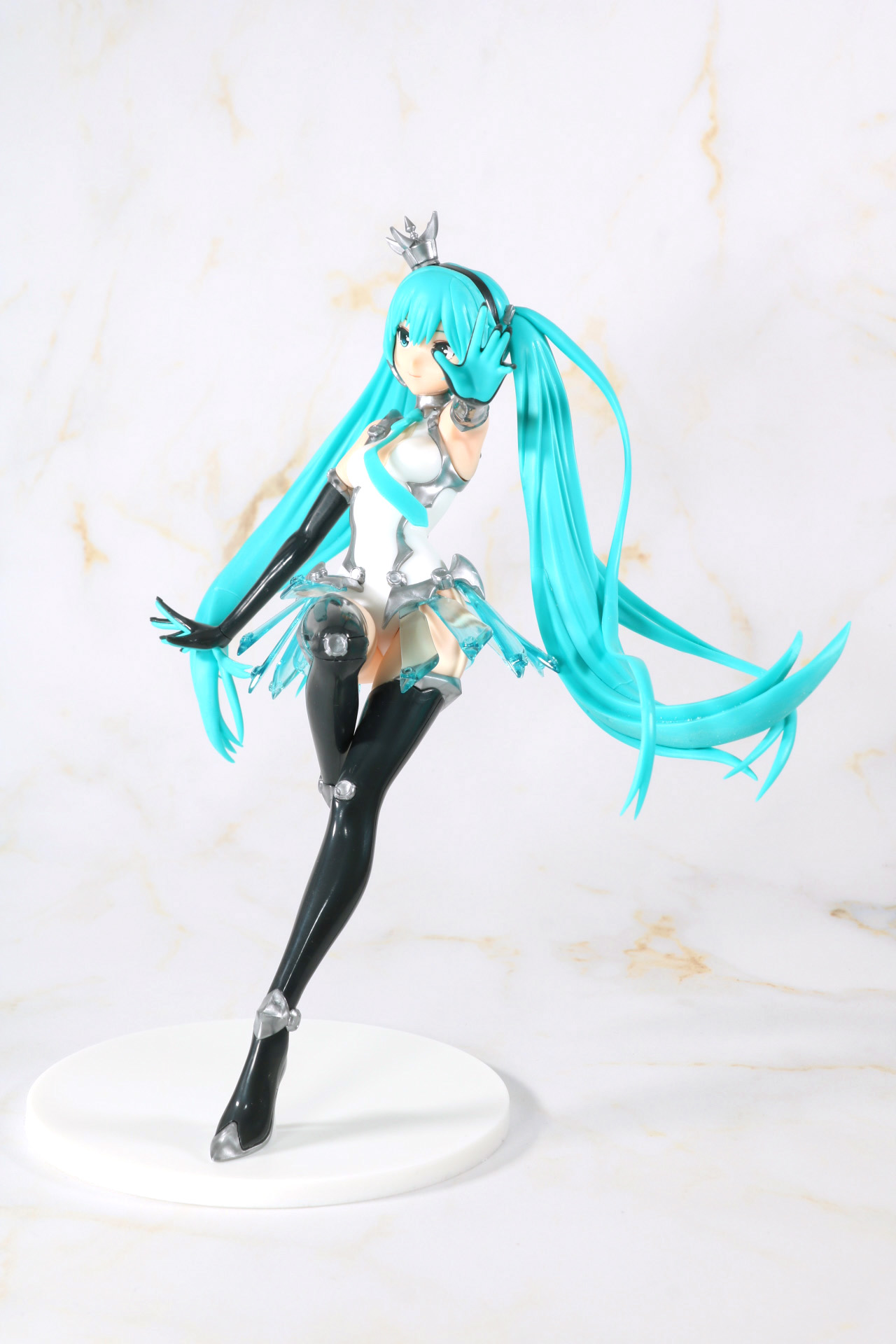 ツインテールの躍動感ある造形