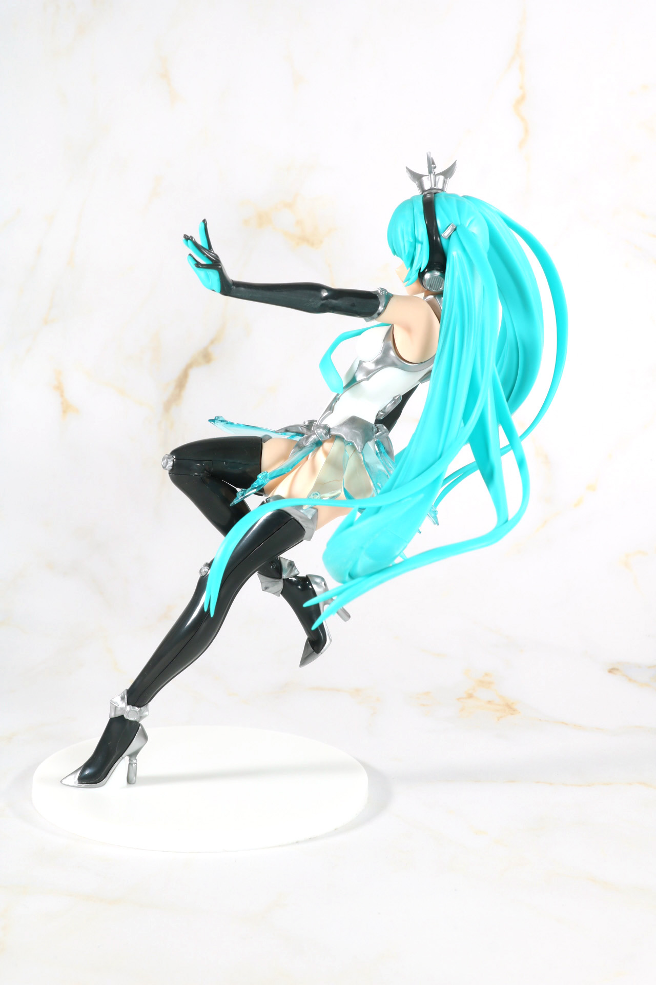 ツインテールの躍動感ある造形