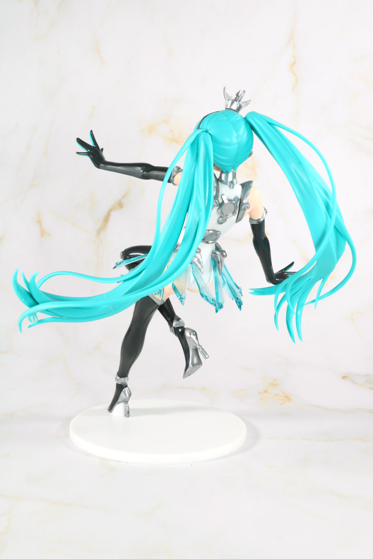 ツインテールの躍動感ある造形