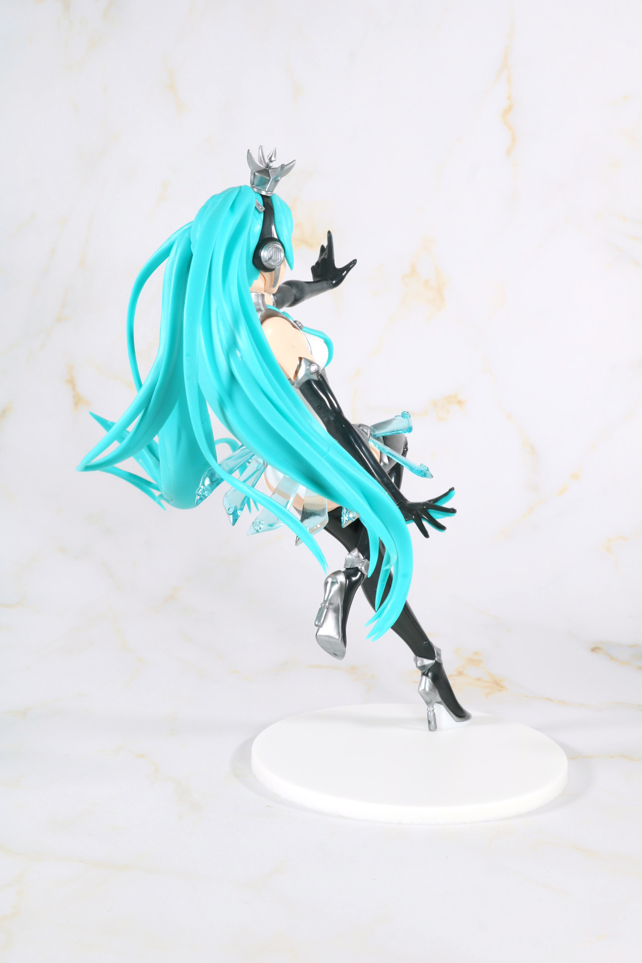 ツインテールの躍動感ある造形