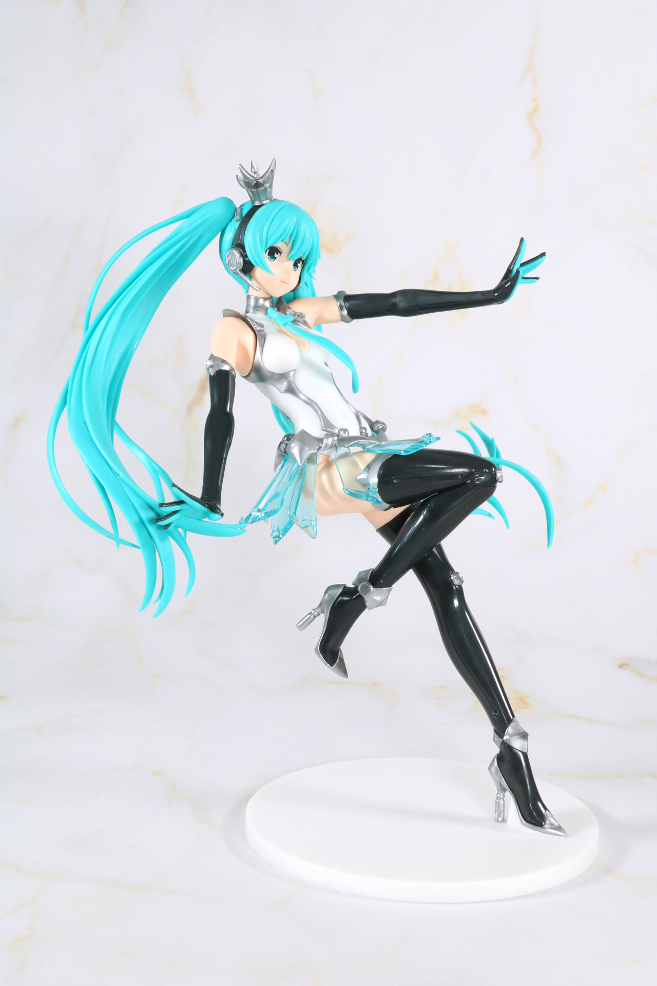 ツインテールの躍動感ある造形