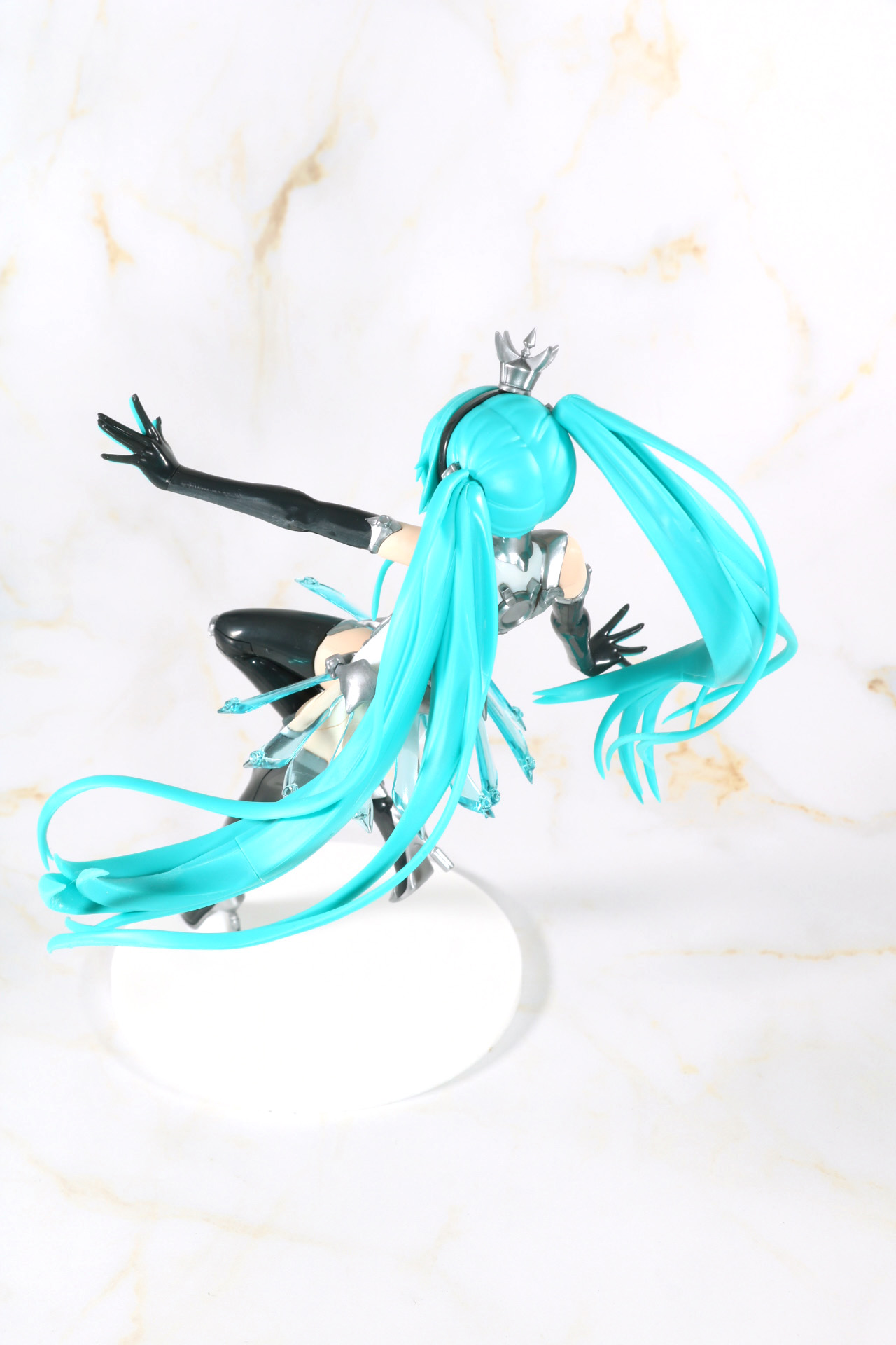 ツインテールの躍動感ある造形