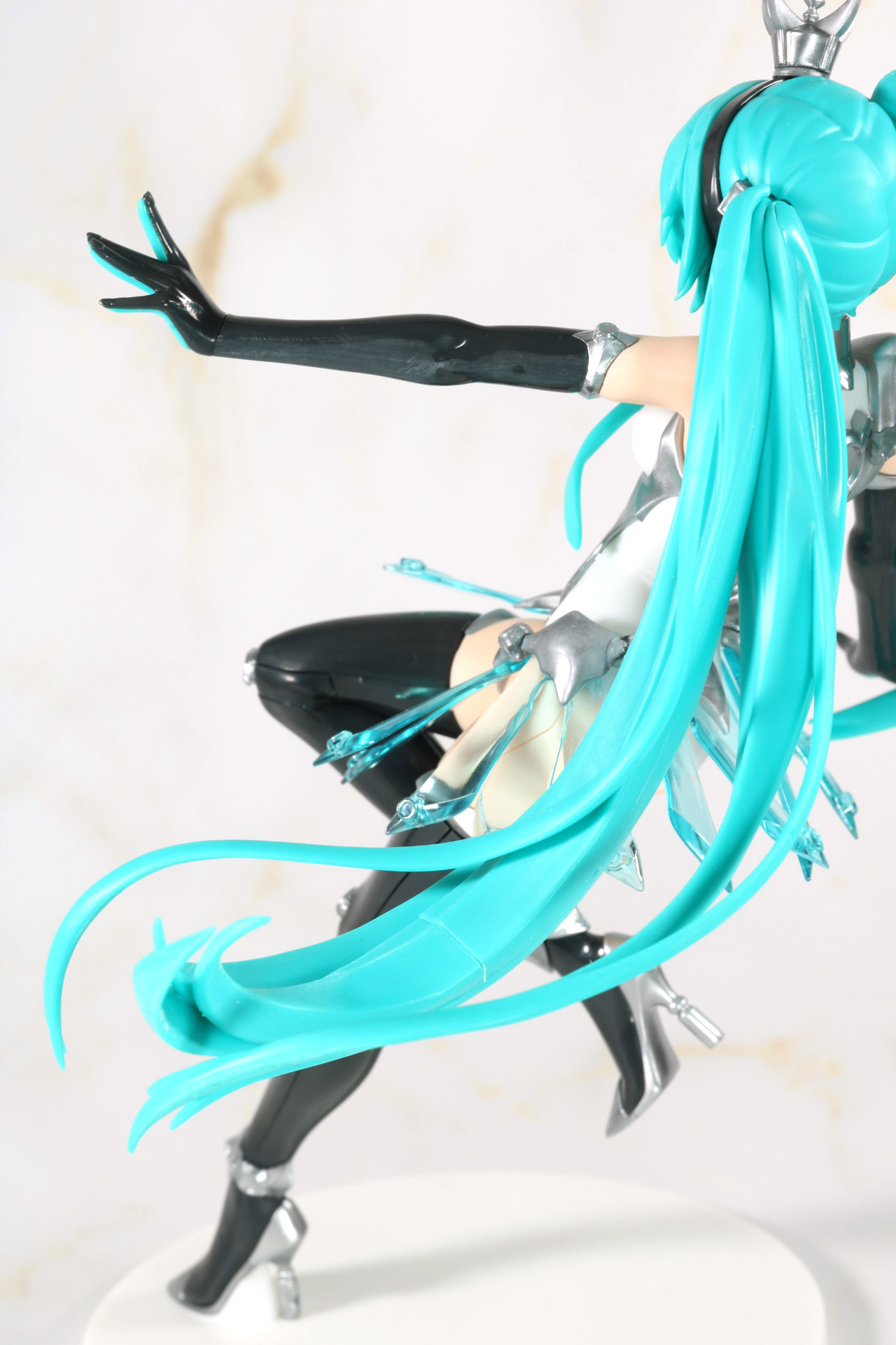 ツインテールの躍動感ある造形