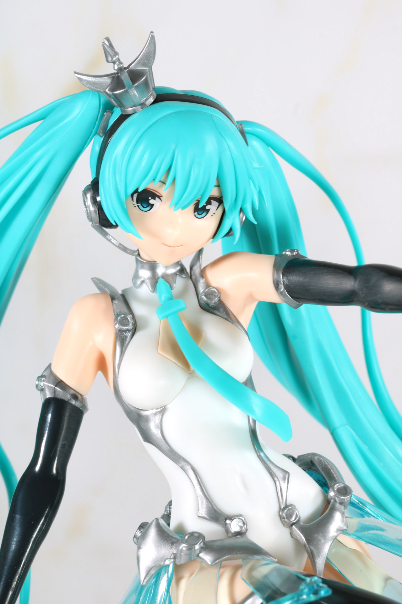 成型色ながら光沢を抑えた質感とシルバーの光沢感のコントラストが美しく映える