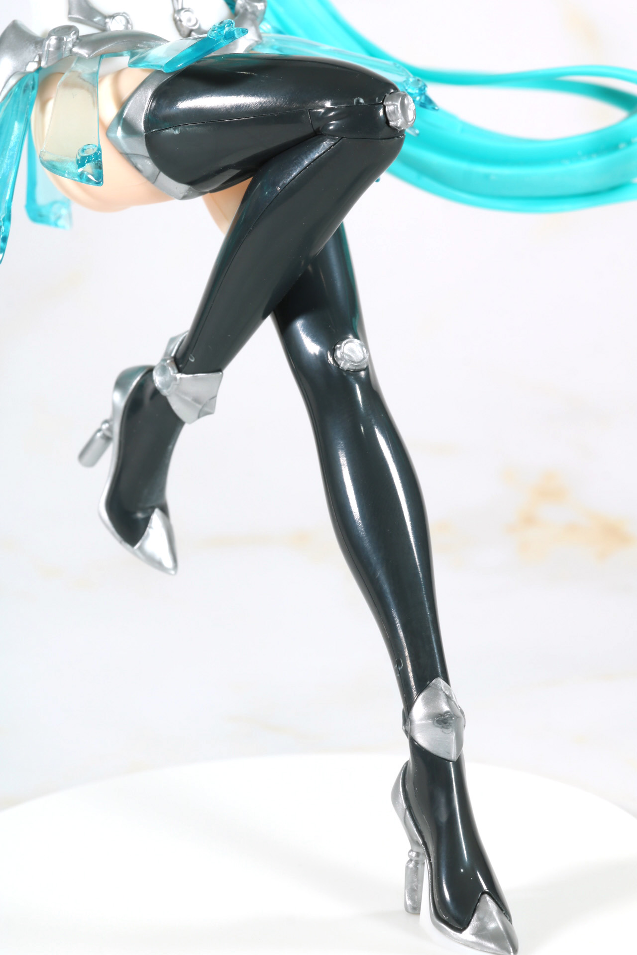 ブーツも光沢感ある仕上がりとなっている