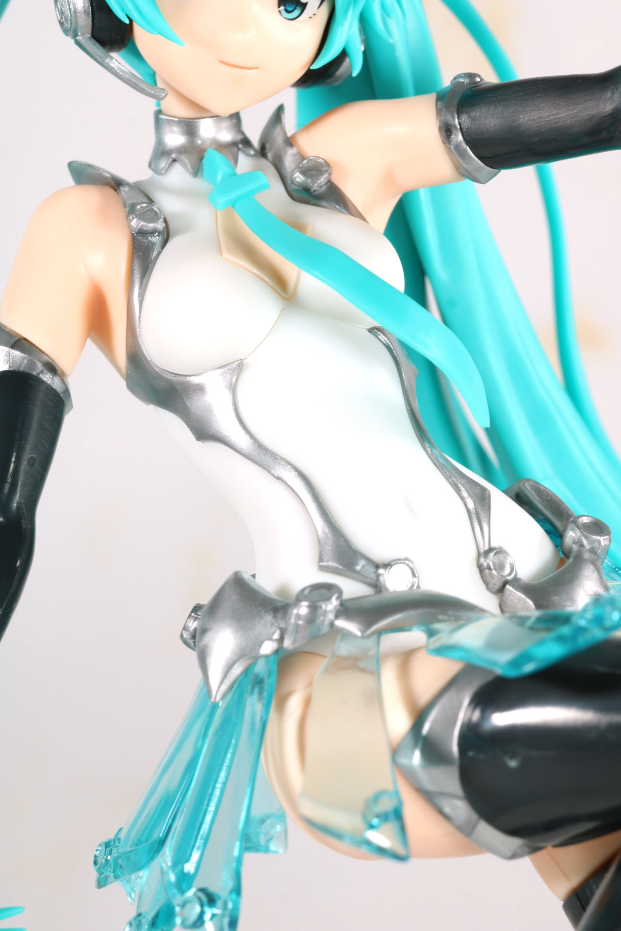 へそのライン造形などボディラインの作り込みがうかがえる