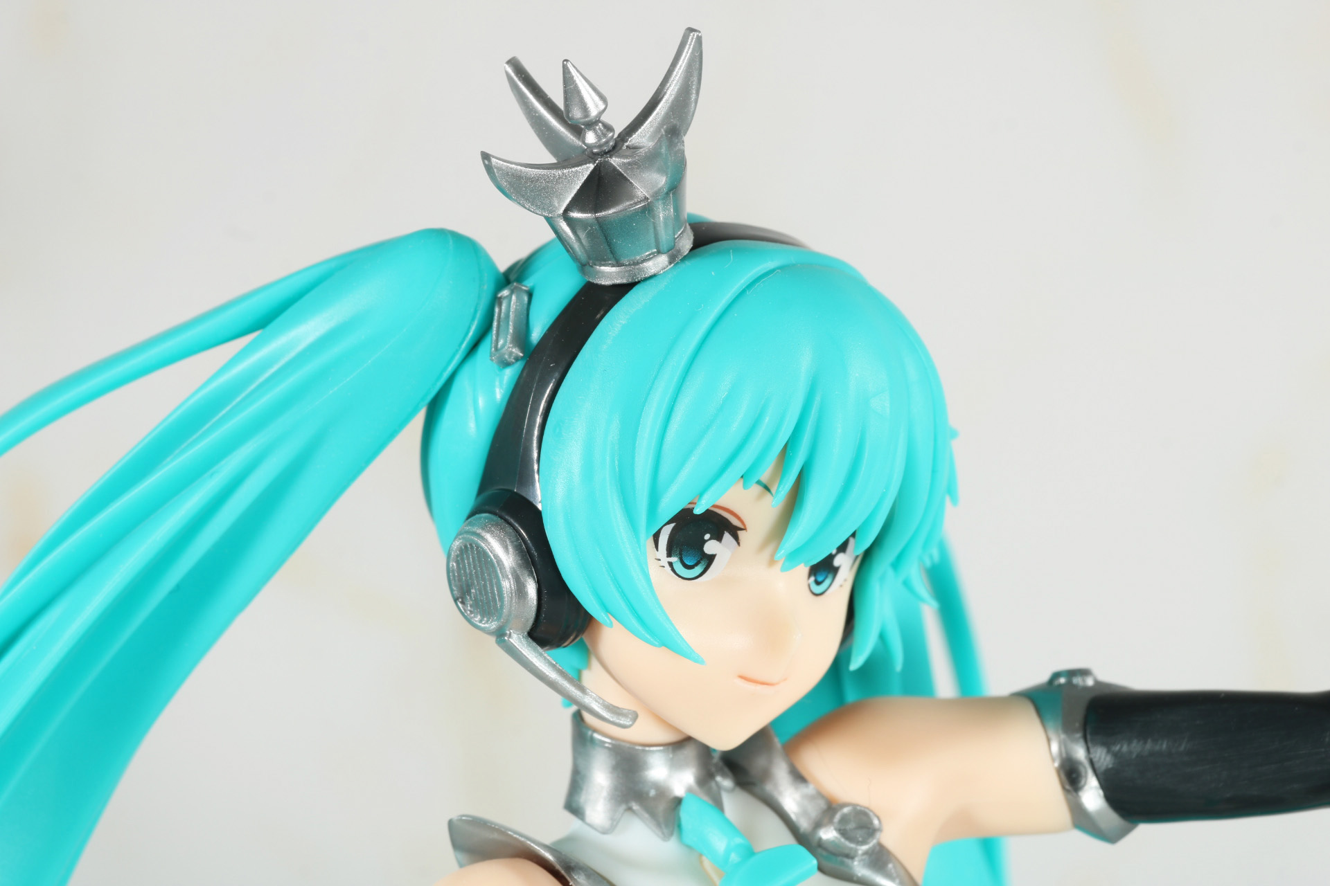 ヘッドセットの王冠やマイク、アクセサリも緻密に造形されている