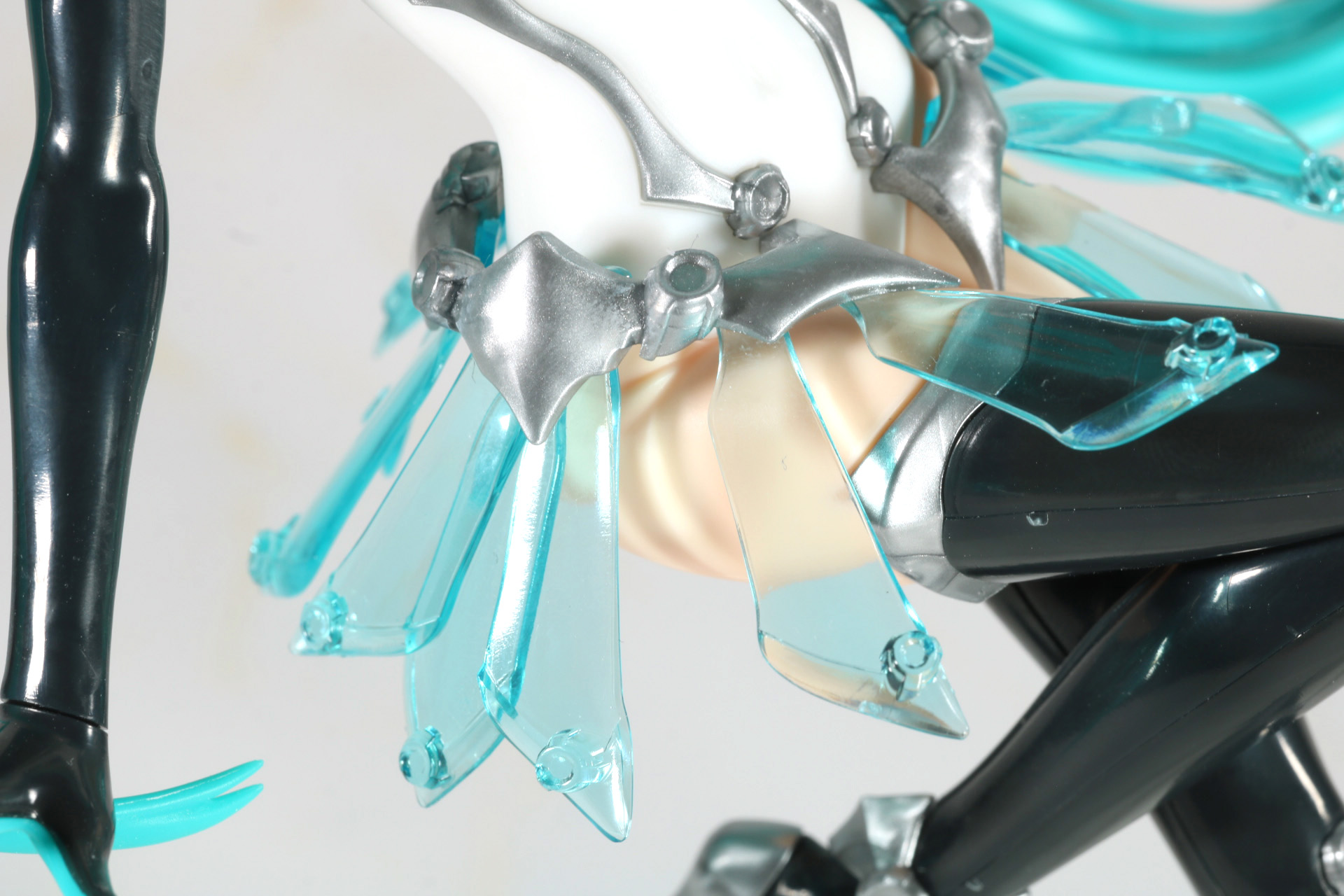 スカートは未来感あるクリアー成型が映える