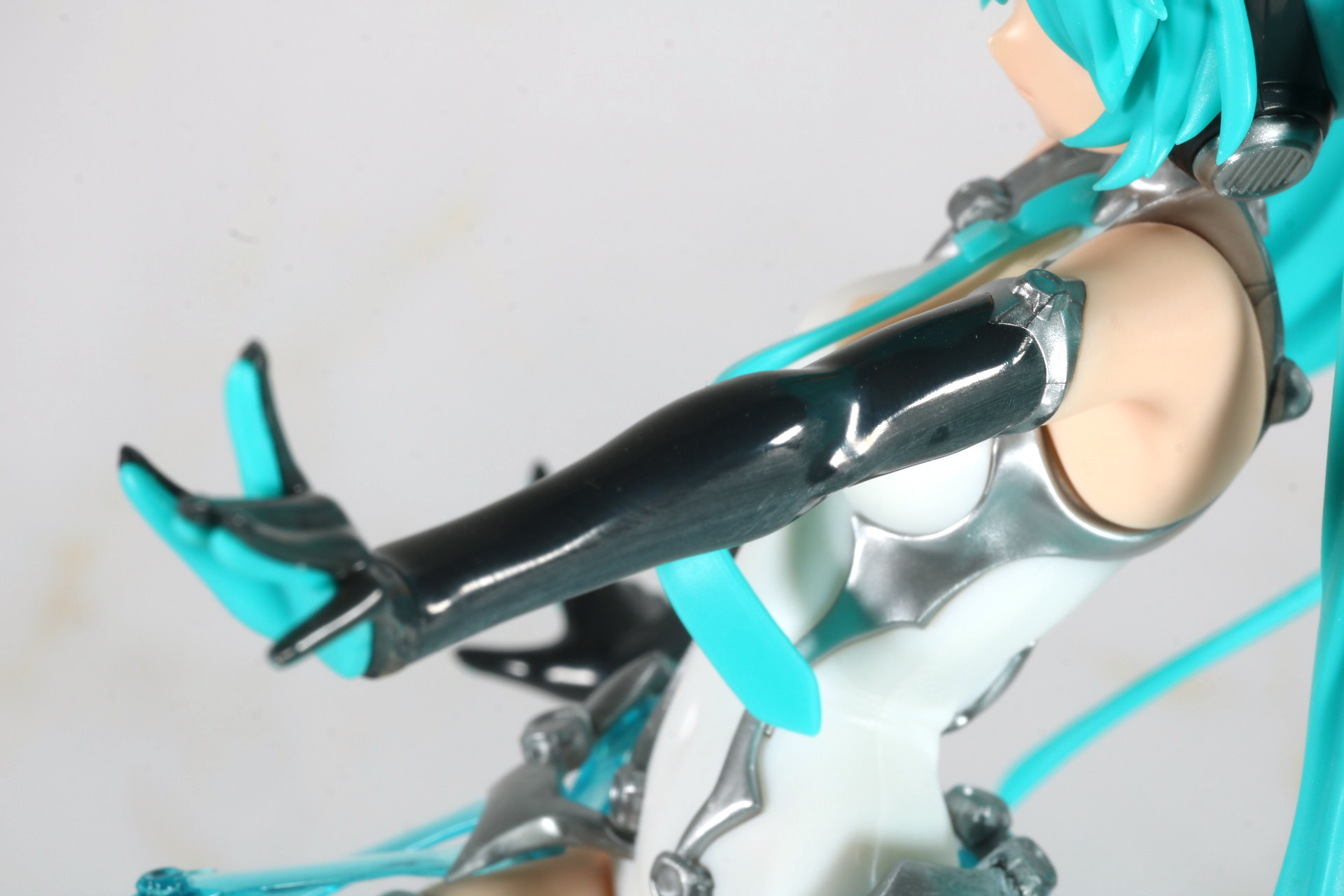 腕のラインもしなやかなラインを描いている