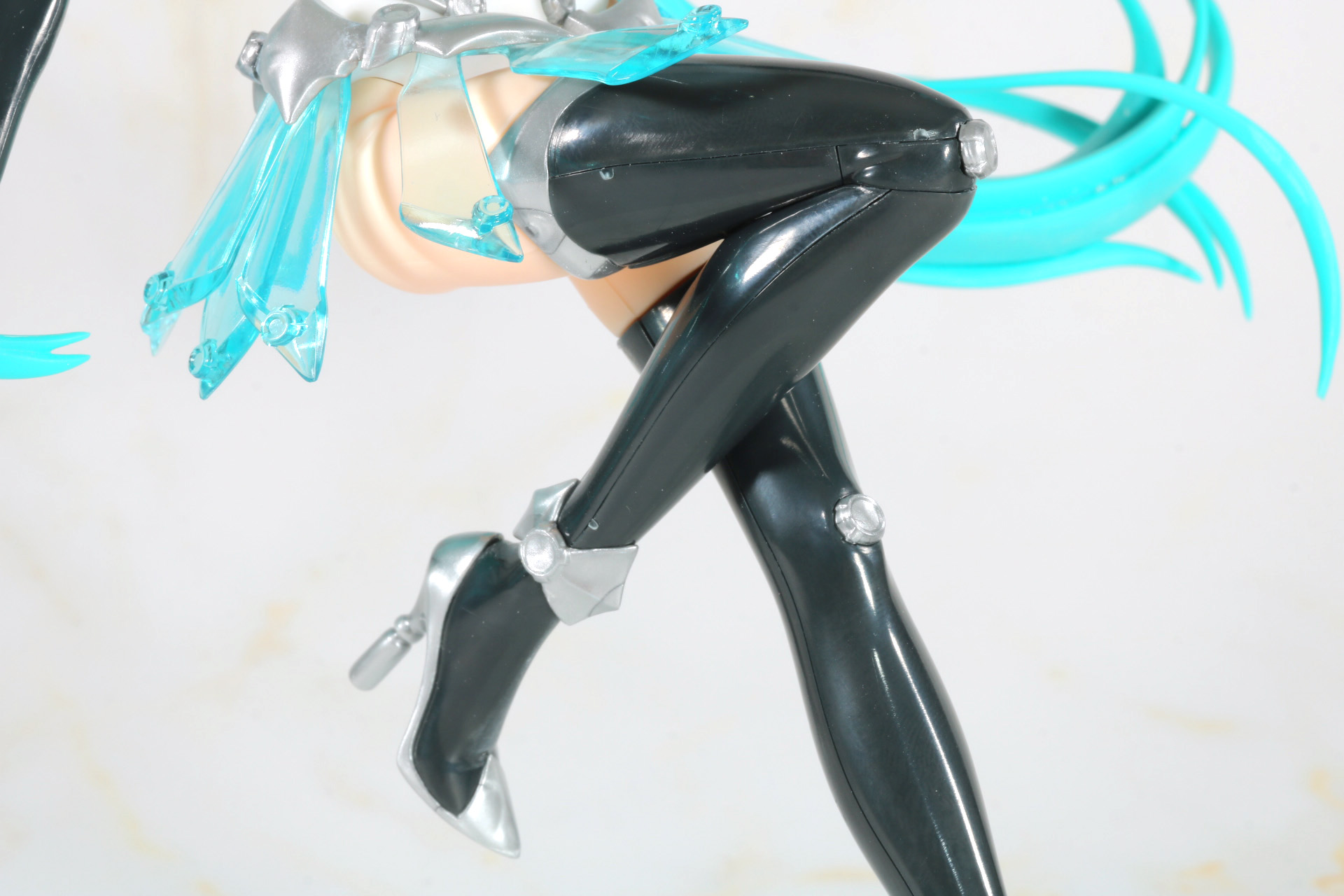 太ももを上げた右足は膝のしわや筋肉の張りが感じられる