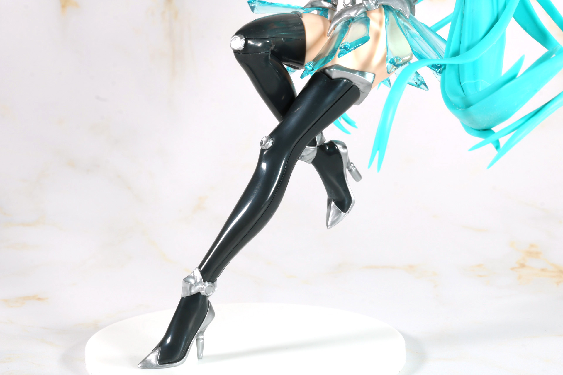 しなやかな脚線美が光る左足