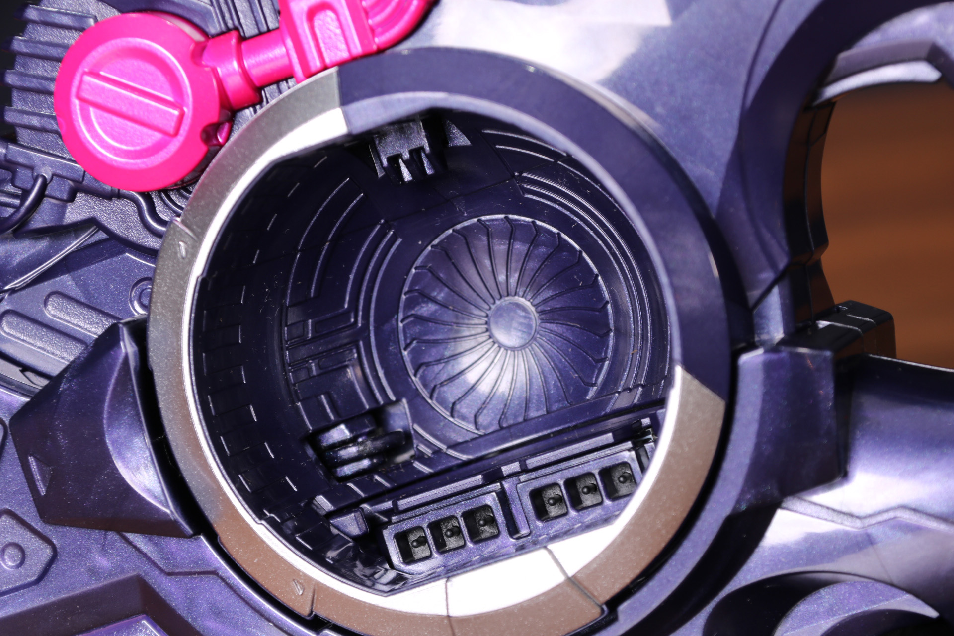 カプセムの装填口もしっかりモールドが施され、個別認識ピンが配置されている