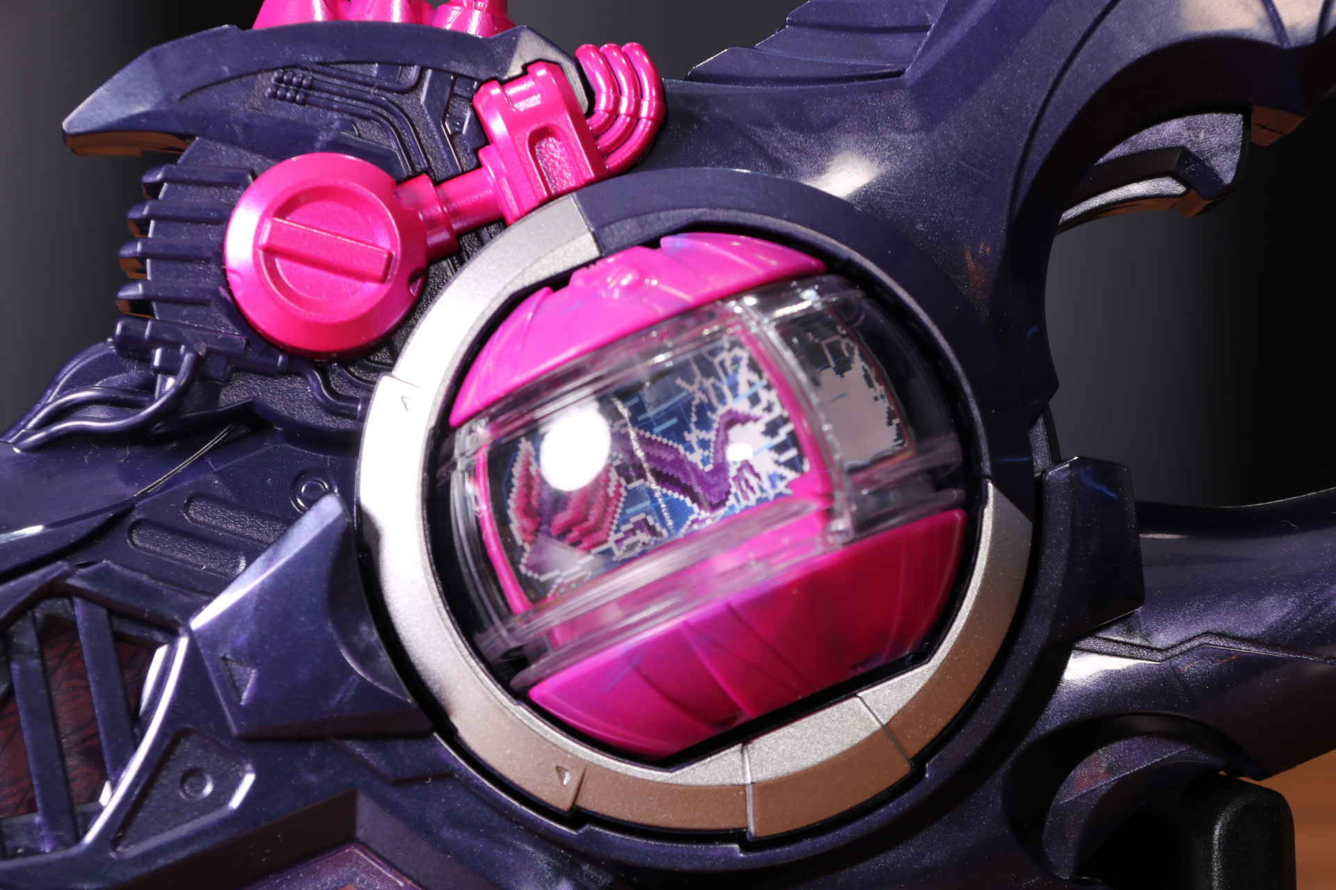 「DXブレイカムゼッツァー」（上）と比較。ブレード部分に厚みがあり、重厚感ある印象