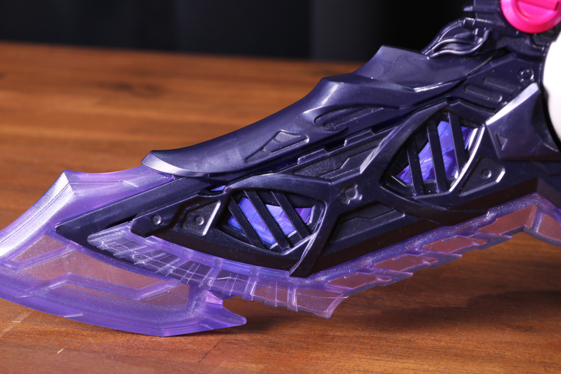 刀身部分のスリットが光る