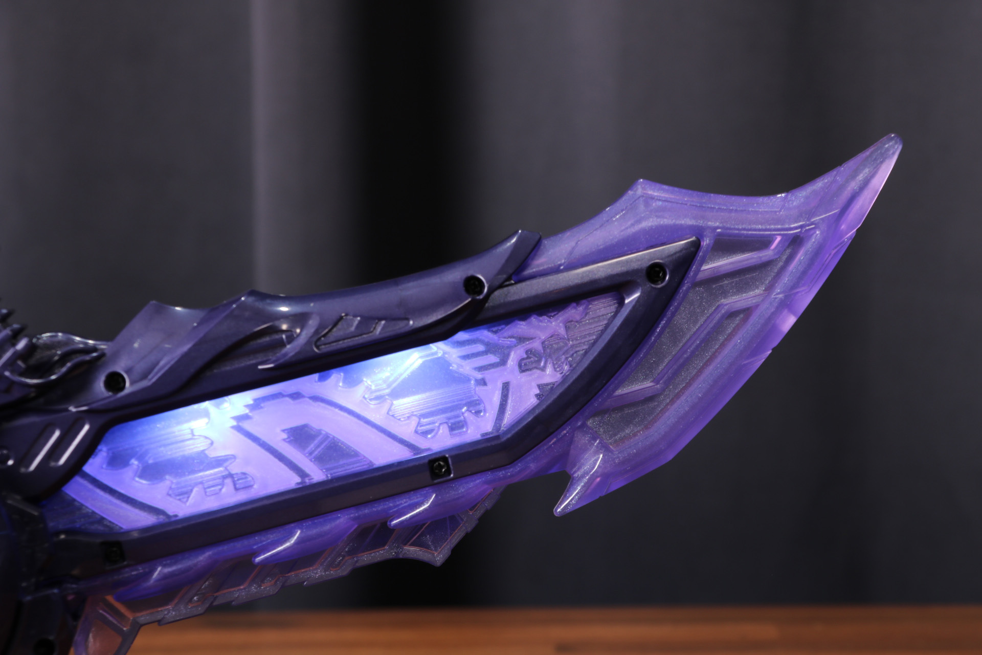 裏面から見ると刀身が光っているのがわかる