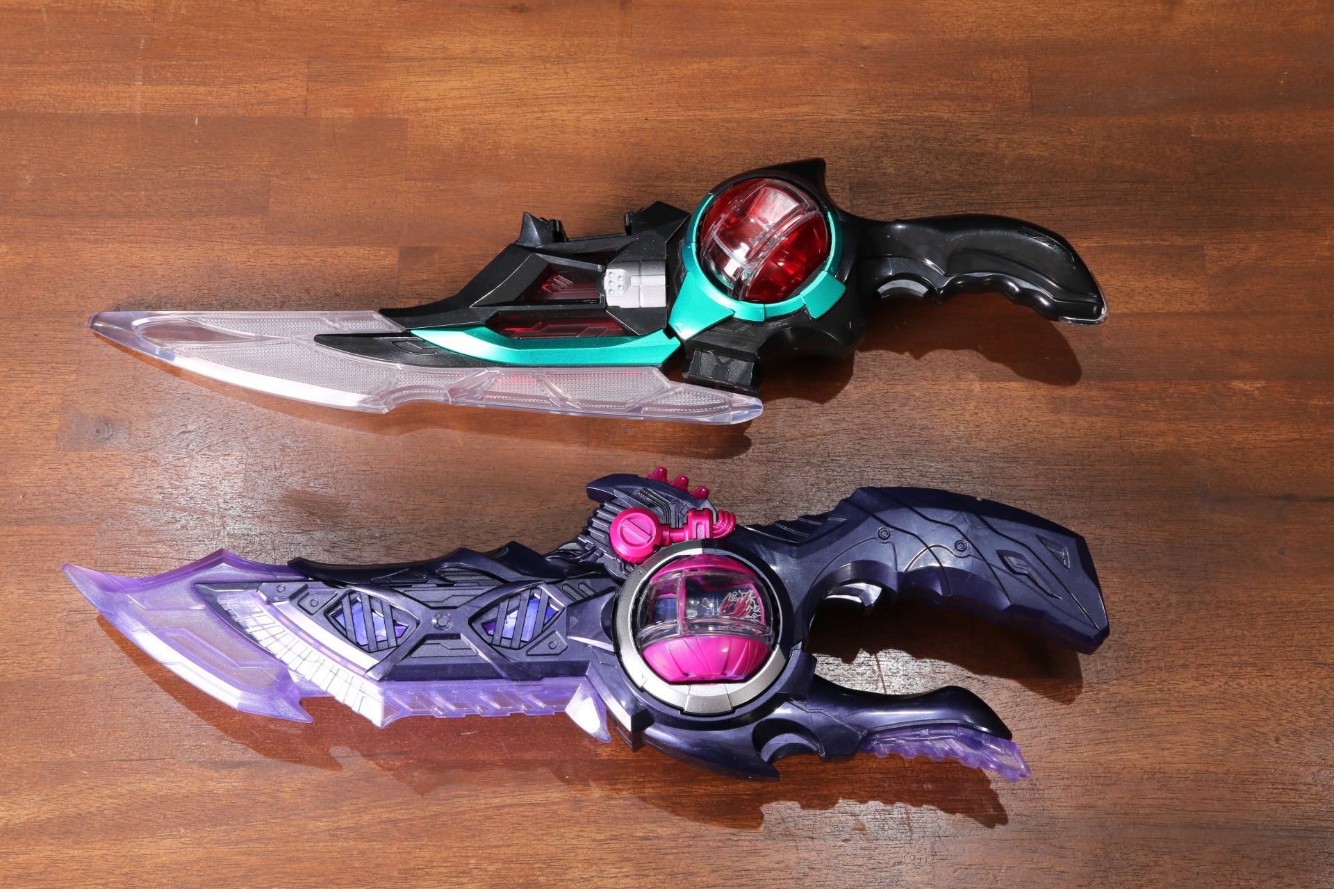 「DXブレイカムゼッツァー」（上）と比較。ブレード部分に厚みがあり、重厚感ある印象