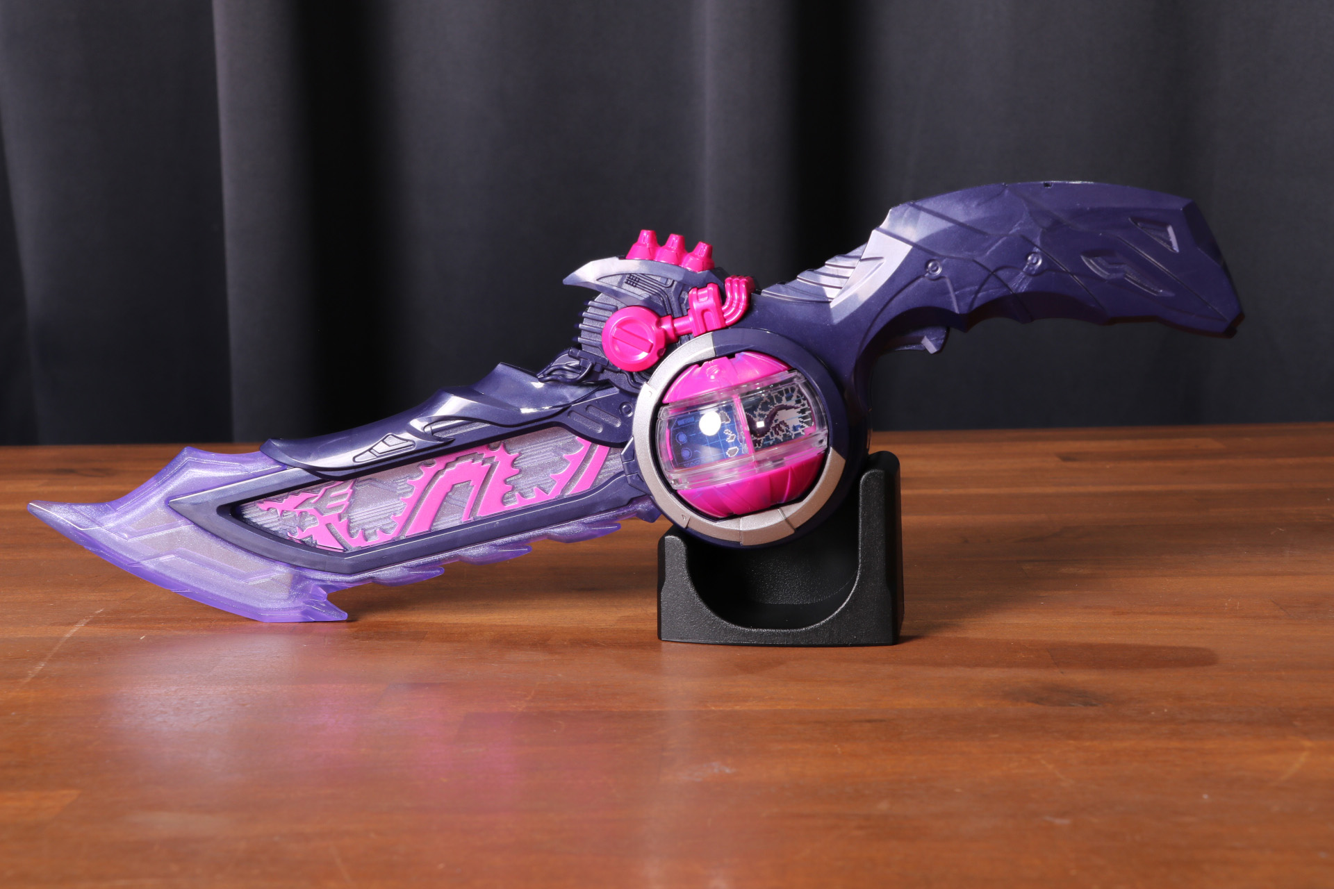 ブレイカムドォーン本体は刀身部分が露出。発光部分もより広くなっている