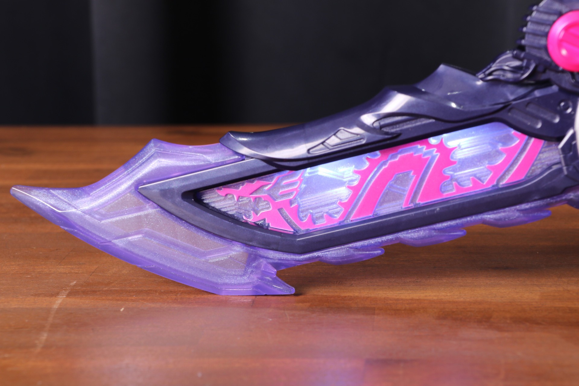 双剣の分離は本体に一部を差し込んで合体している機構となっている