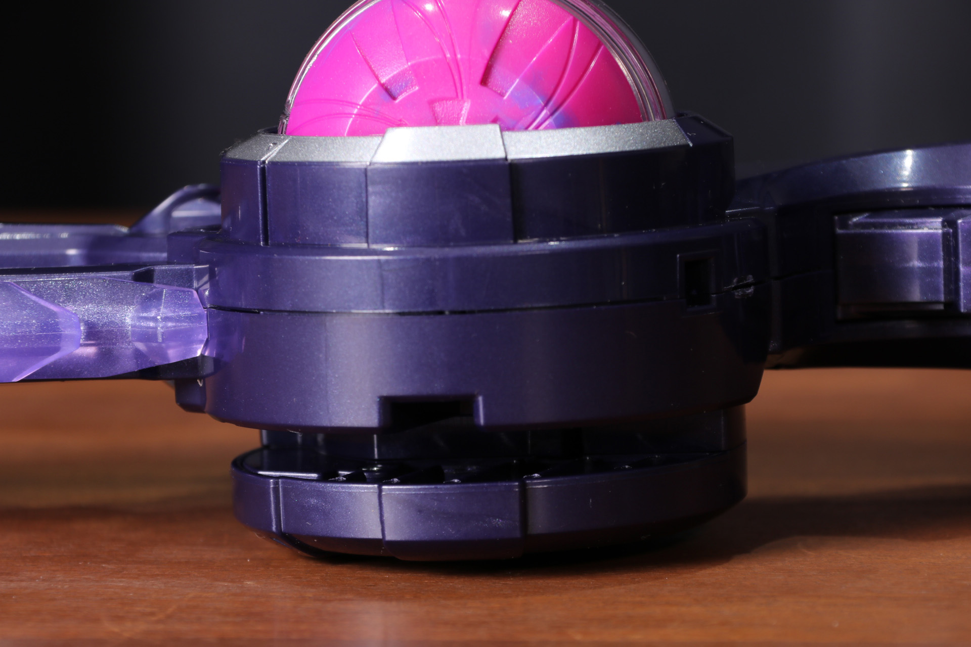 双剣の分離は本体に一部を差し込んで合体している機構となっている