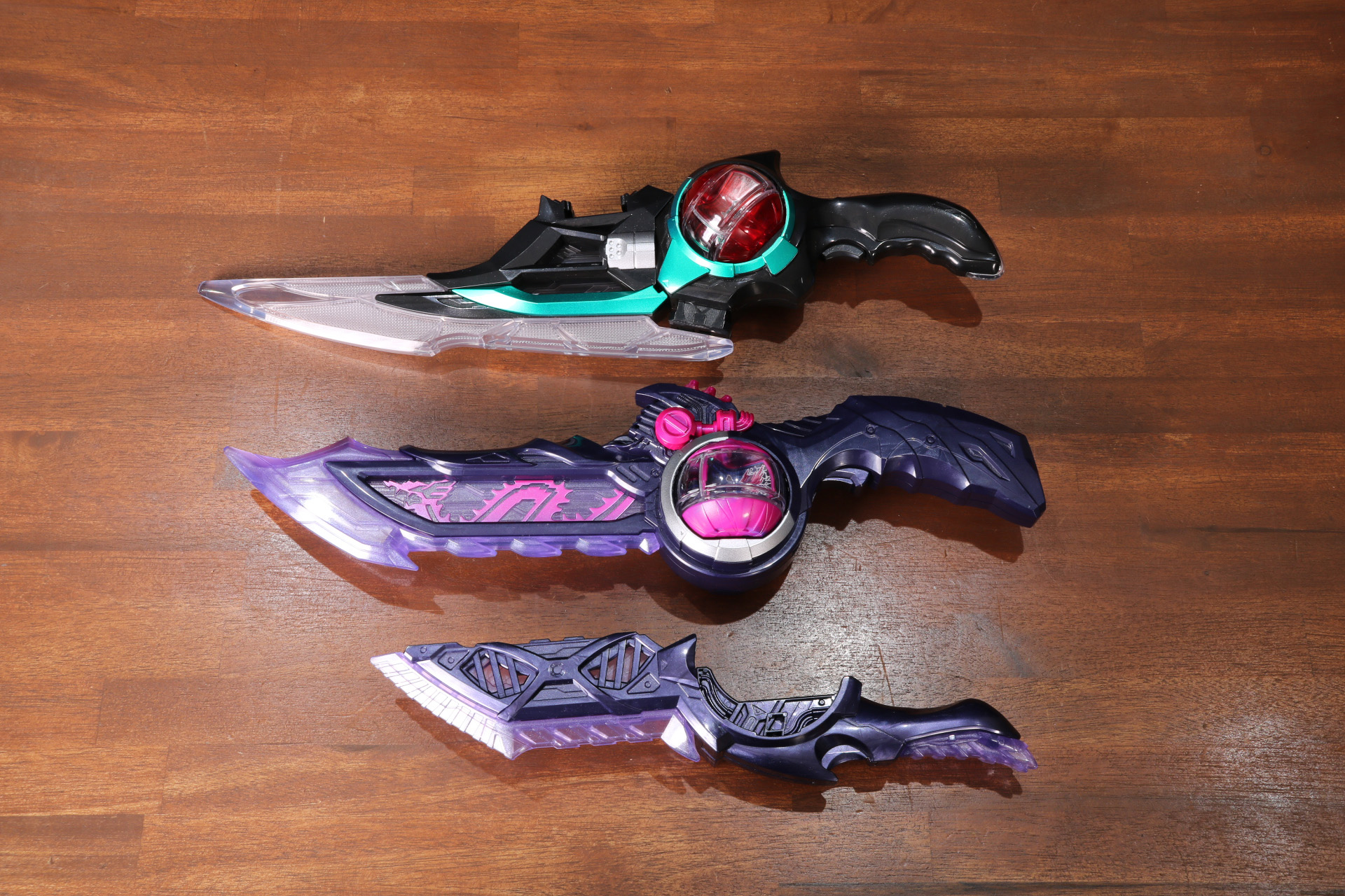 「DXブレイカムゼッツァー」（上）と比較