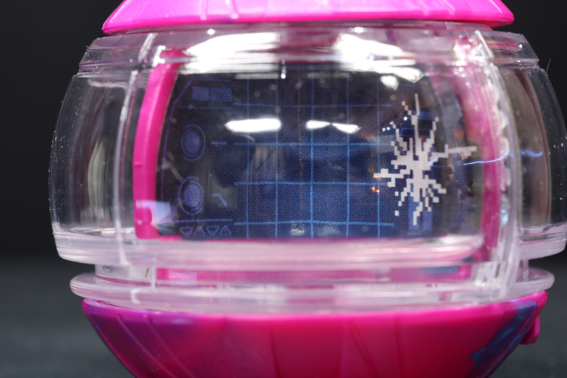 中央に4枚のドット絵があり、回転することで龍のようなキャラクターが飛び出して見えるアニメーションとなる