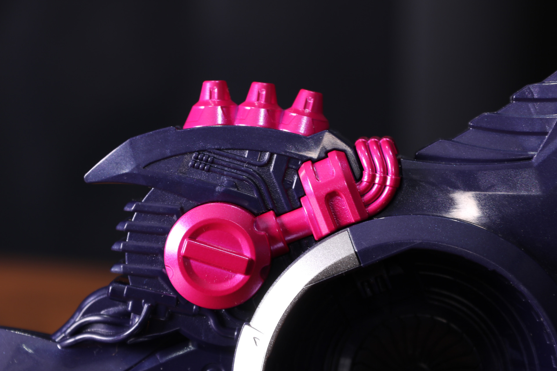 細かいケーブルパーツなどは色分けされている