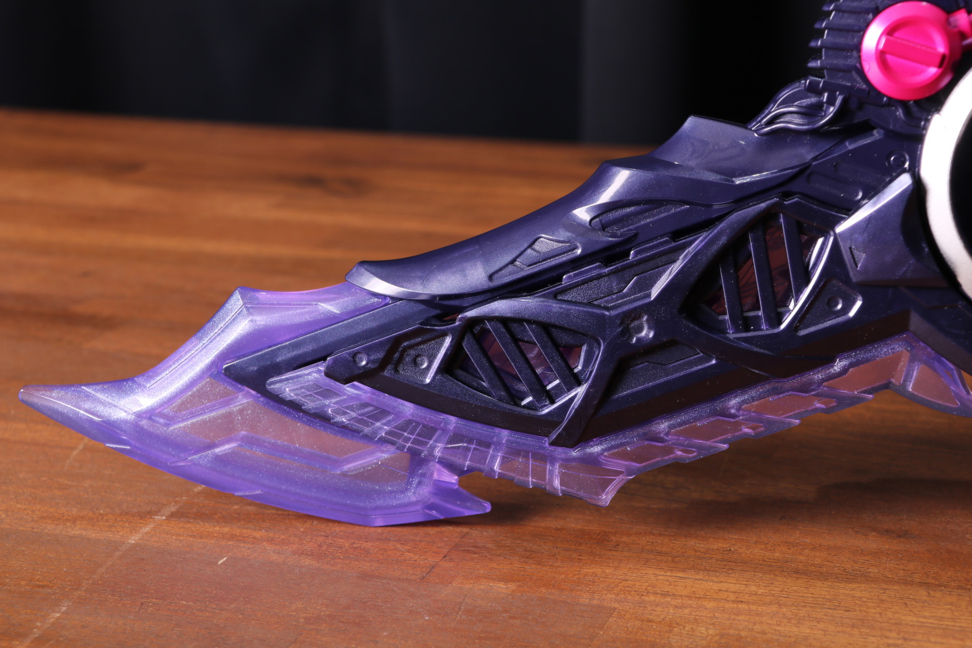 刃はクリアパープルで分厚い造形となっている