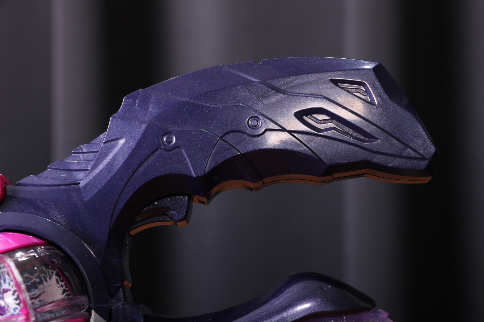 本体側のグリップにはトリガーボタンが配置されている