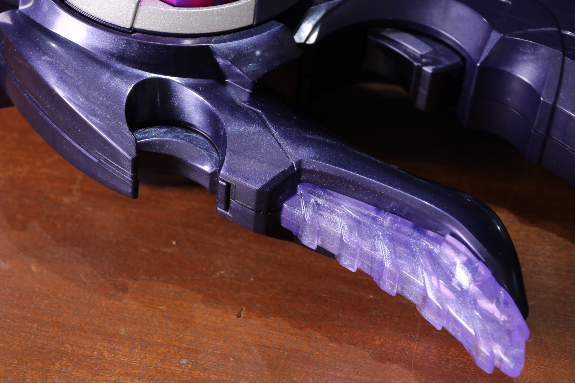 手前の鍔部分には双剣モードに分離できるボタンがある