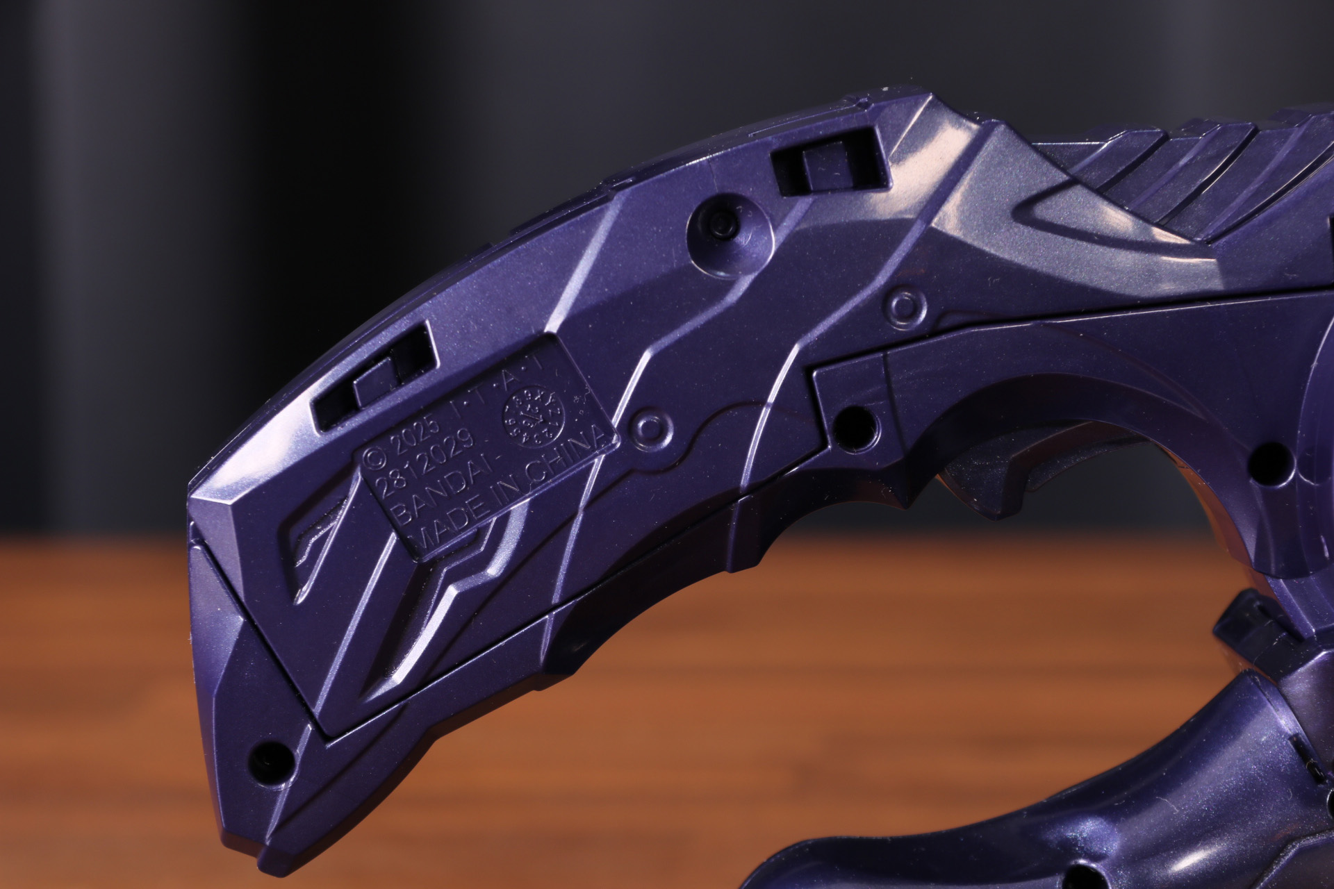 「DXブレイカムドォーン」の電池カバーはスイッチを押し込んでスライドすることで外すことができる。使用電池は単4乾電池×3本