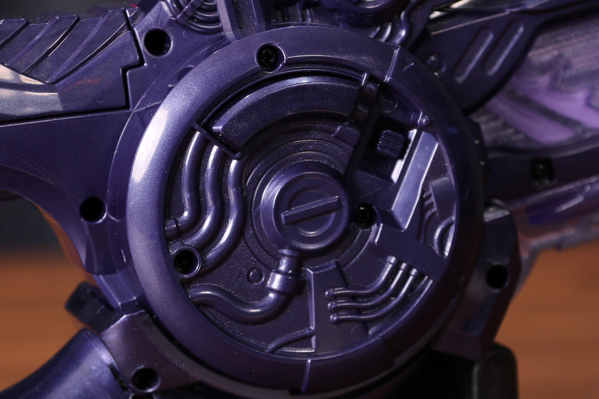 本体裏面にはカプセムのロック解除ボタン、電源スイッチが配置されている