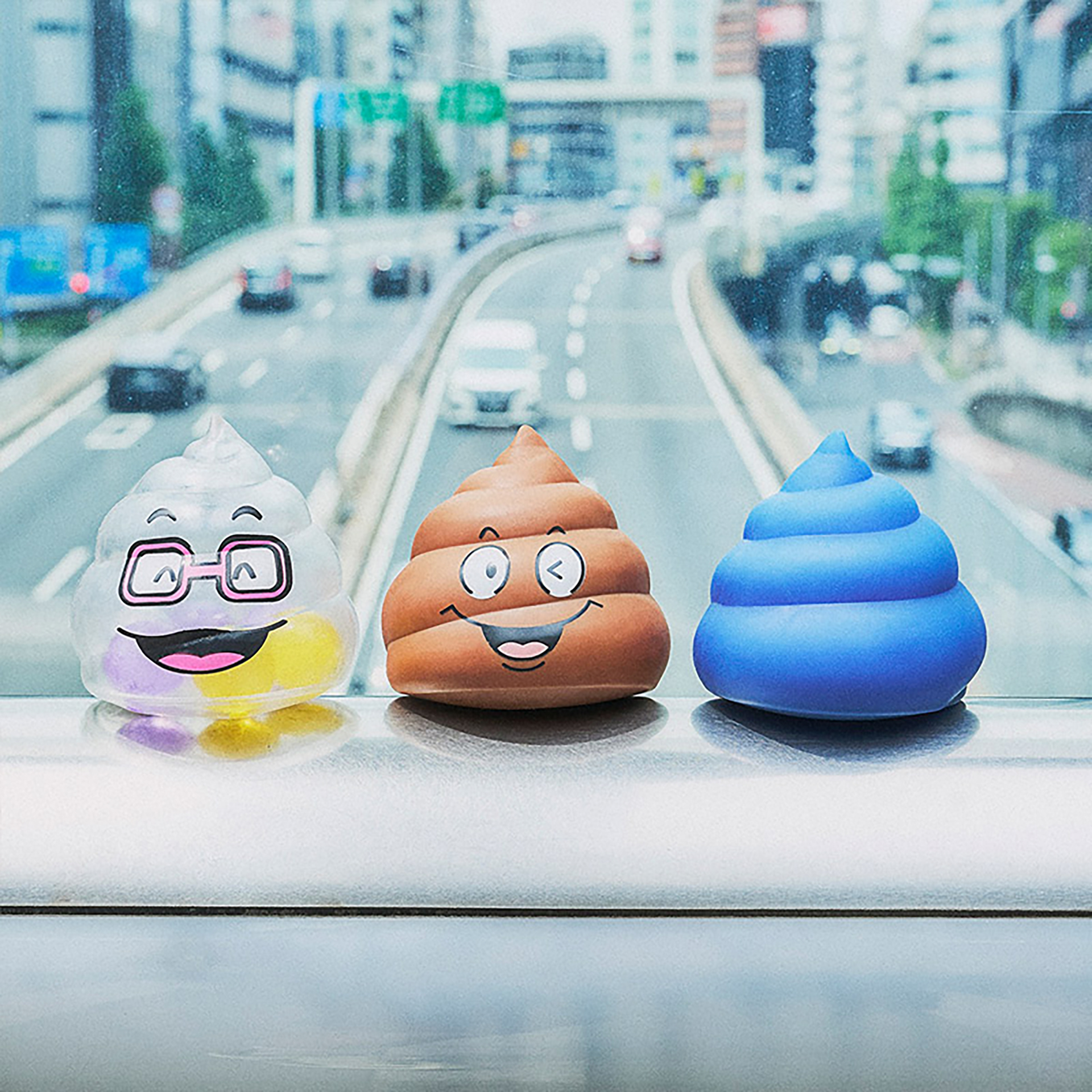 「ぷにゅっとのびる！ わくわくハッピーうんちーずBOOK」は様々な"うんち"フィギュアが封入された「パックガチャ」という形式で販売。コンビニ流通で6万部の販売を記録したという