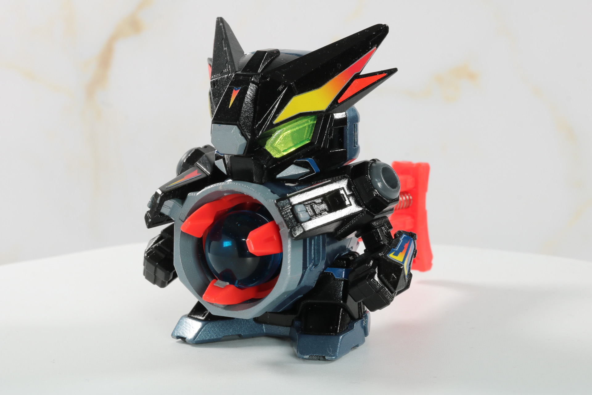 後頭部がビーダマの装填口となっている