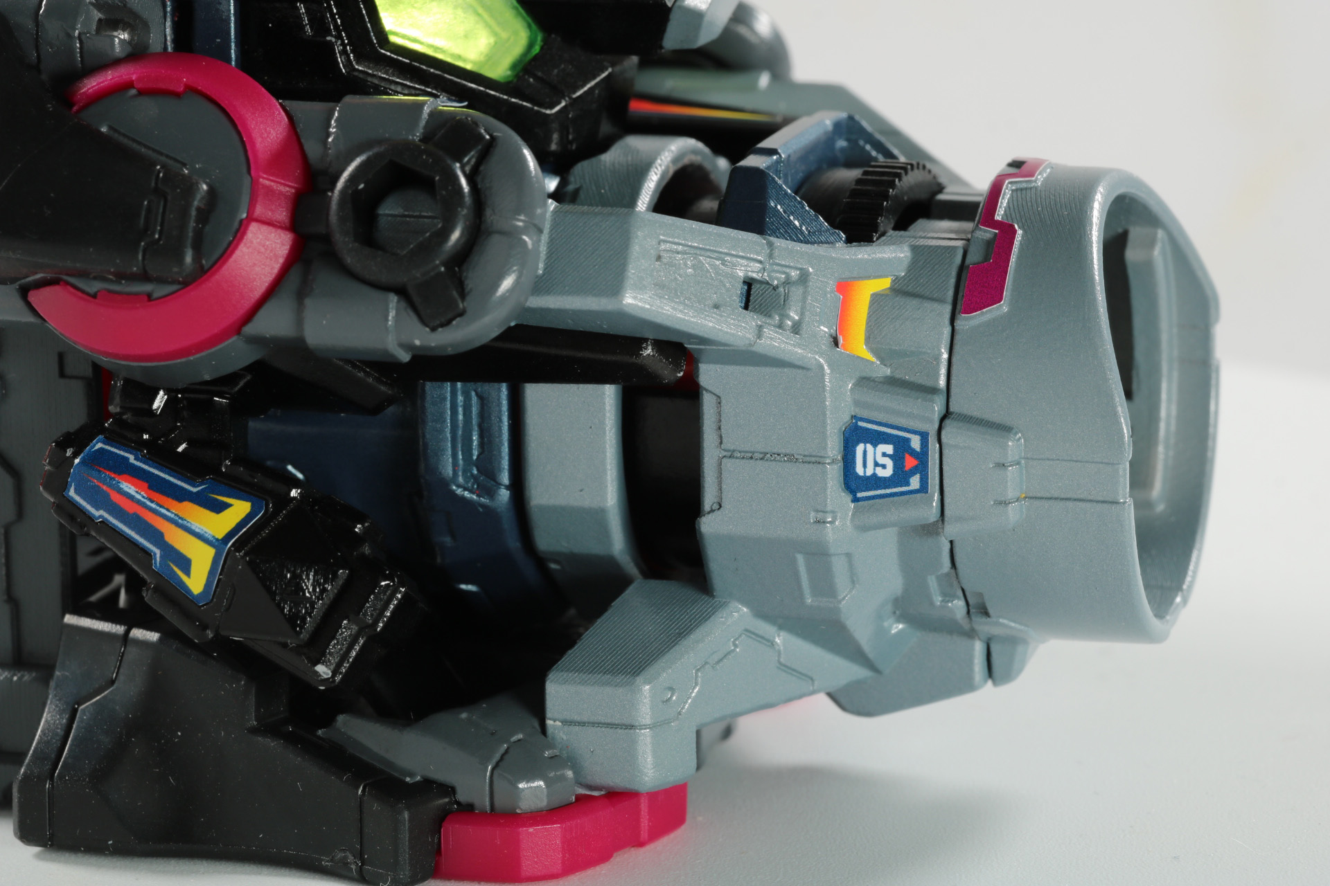 バレルにはシールによりディテールを追加