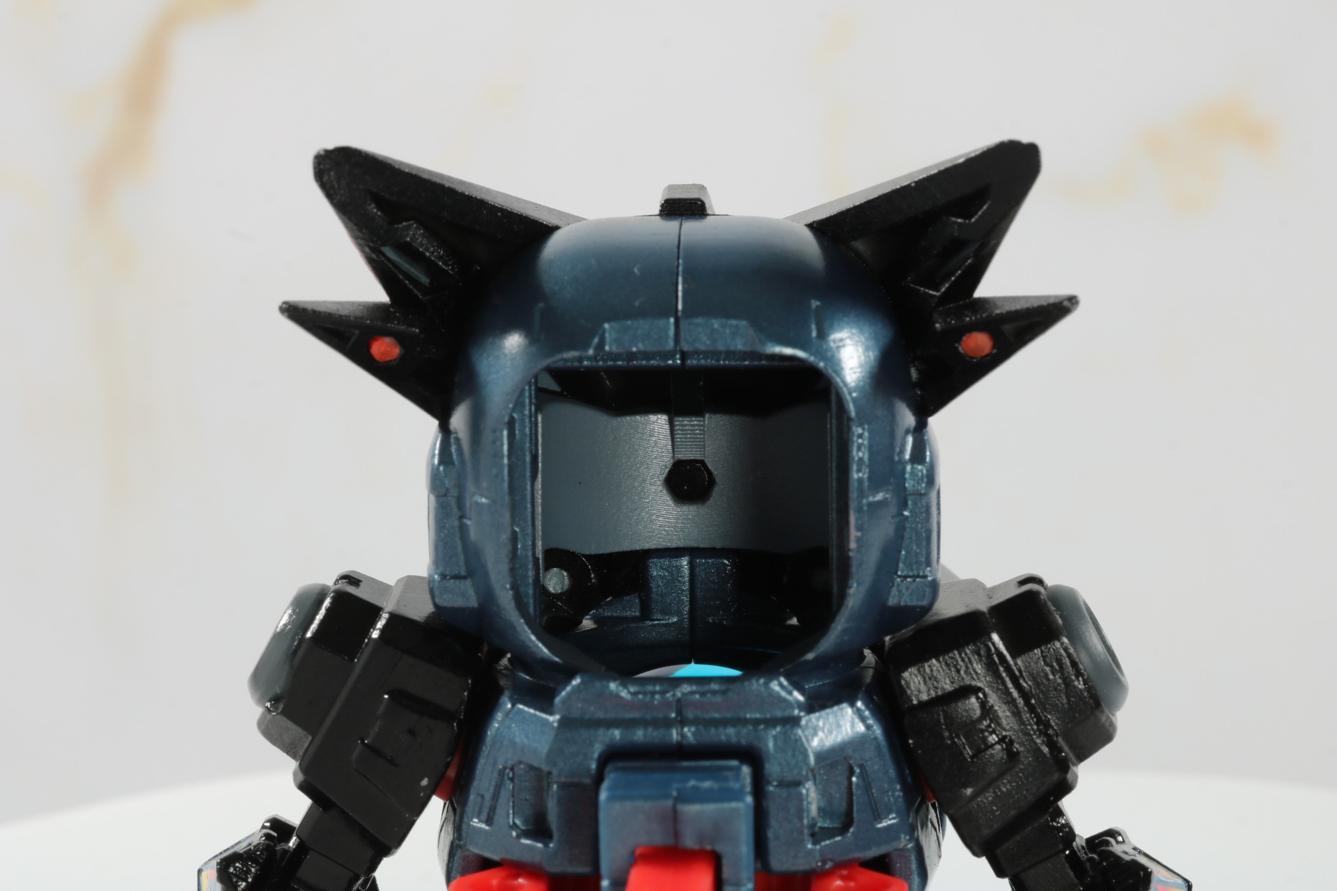 後頭部がビーダマの装填口となっている