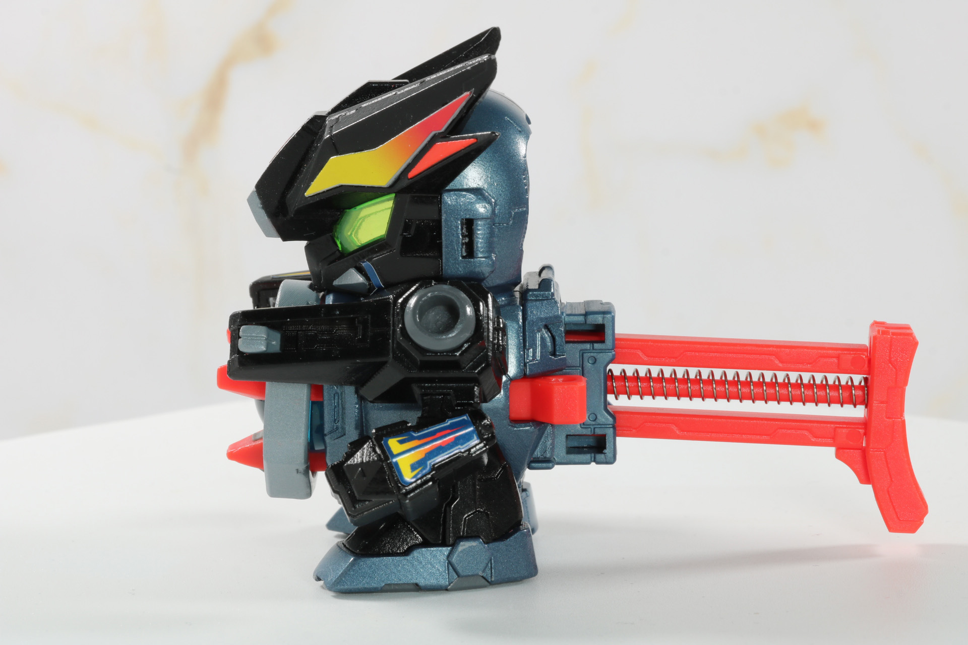 後頭部がビーダマの装填口となっている