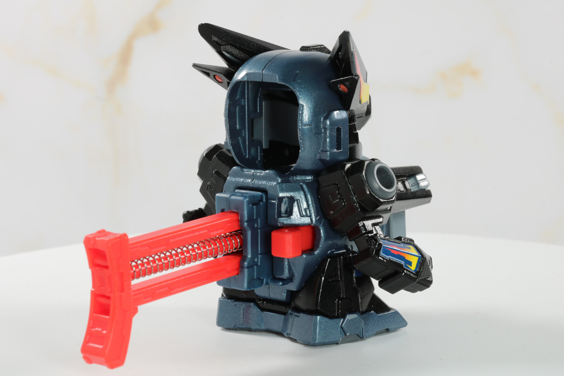 後頭部がビーダマの装填口となっている