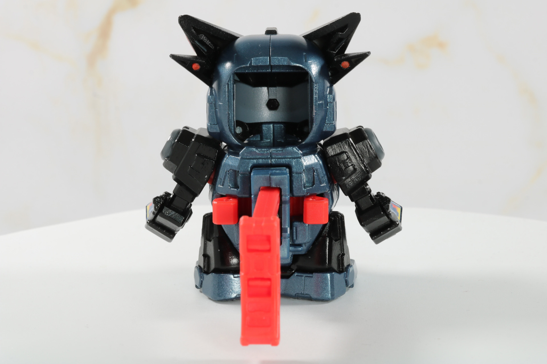 後頭部がビーダマの装填口となっている