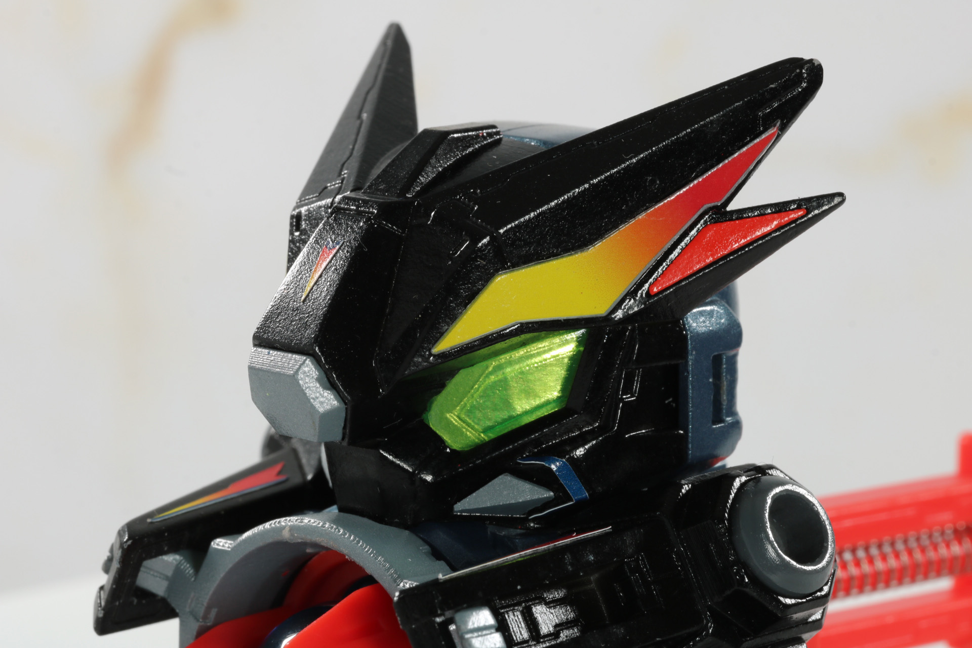 後頭部がビーダマの装填口となっている