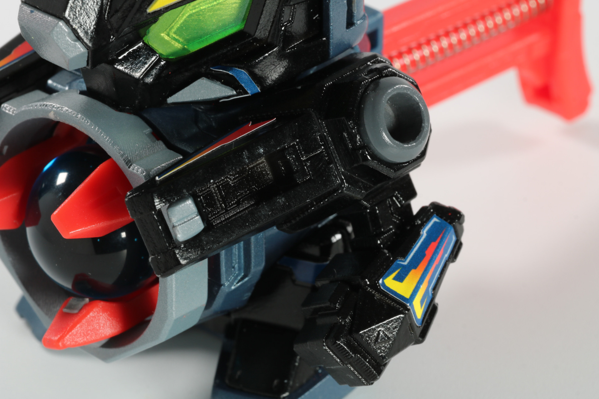 ブラッディクロウズ、パワーリングと両肩前部のアーマー、タイトショルダーにより「ダブルバースト」の高威力発射が可能