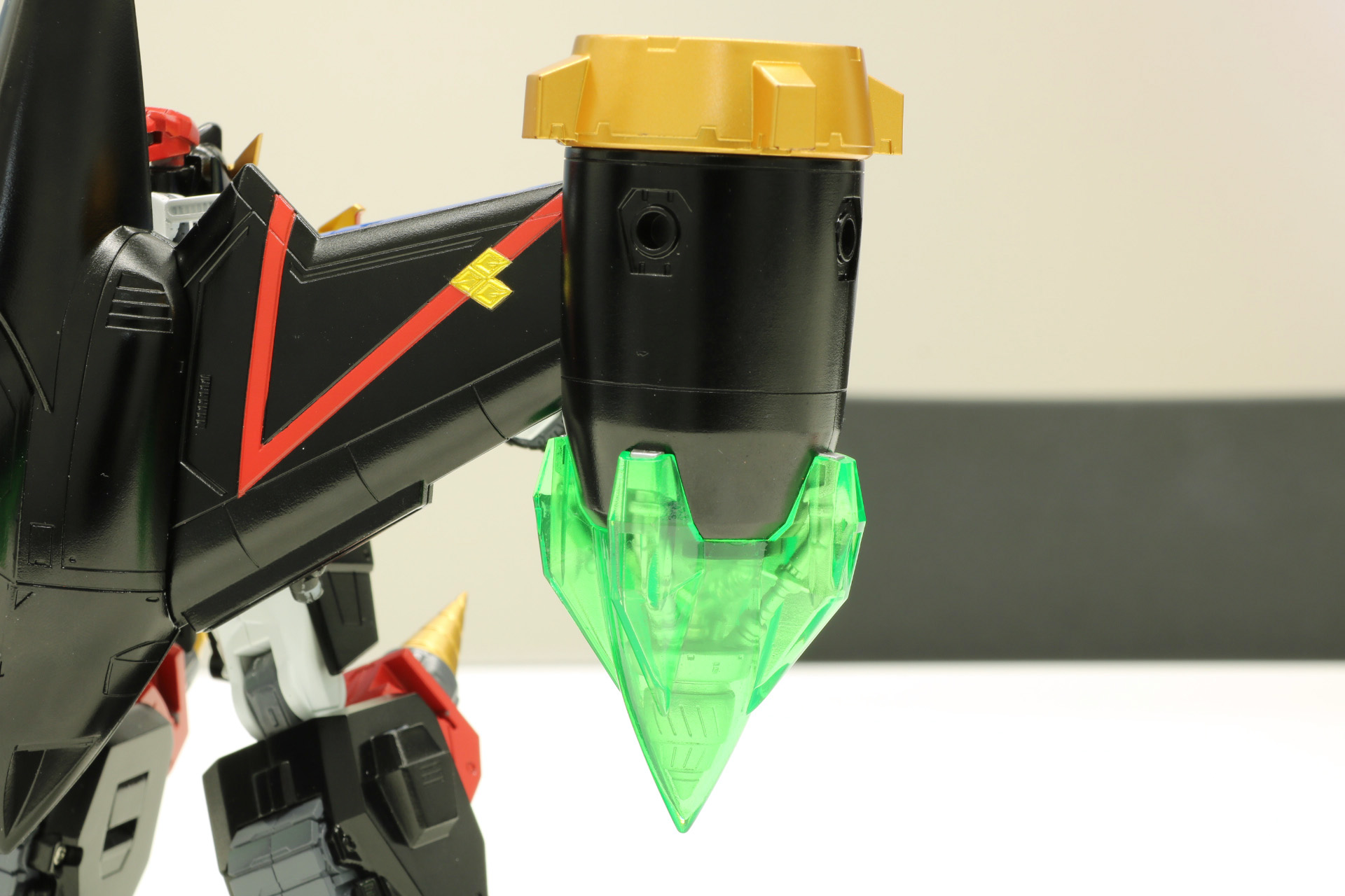 踵のパーツが展開し、スターガオガイガーの状態でも安定してディスプレイができる