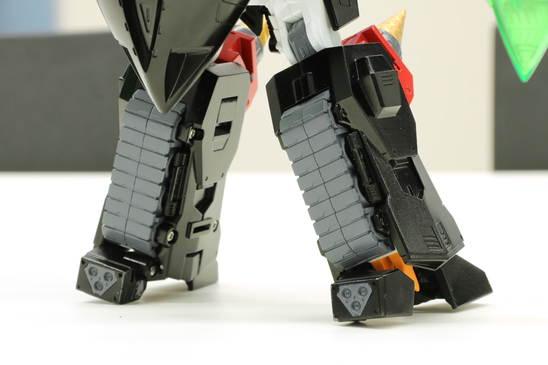 踵のパーツが展開し、スターガオガイガーの状態でも安定してディスプレイができる