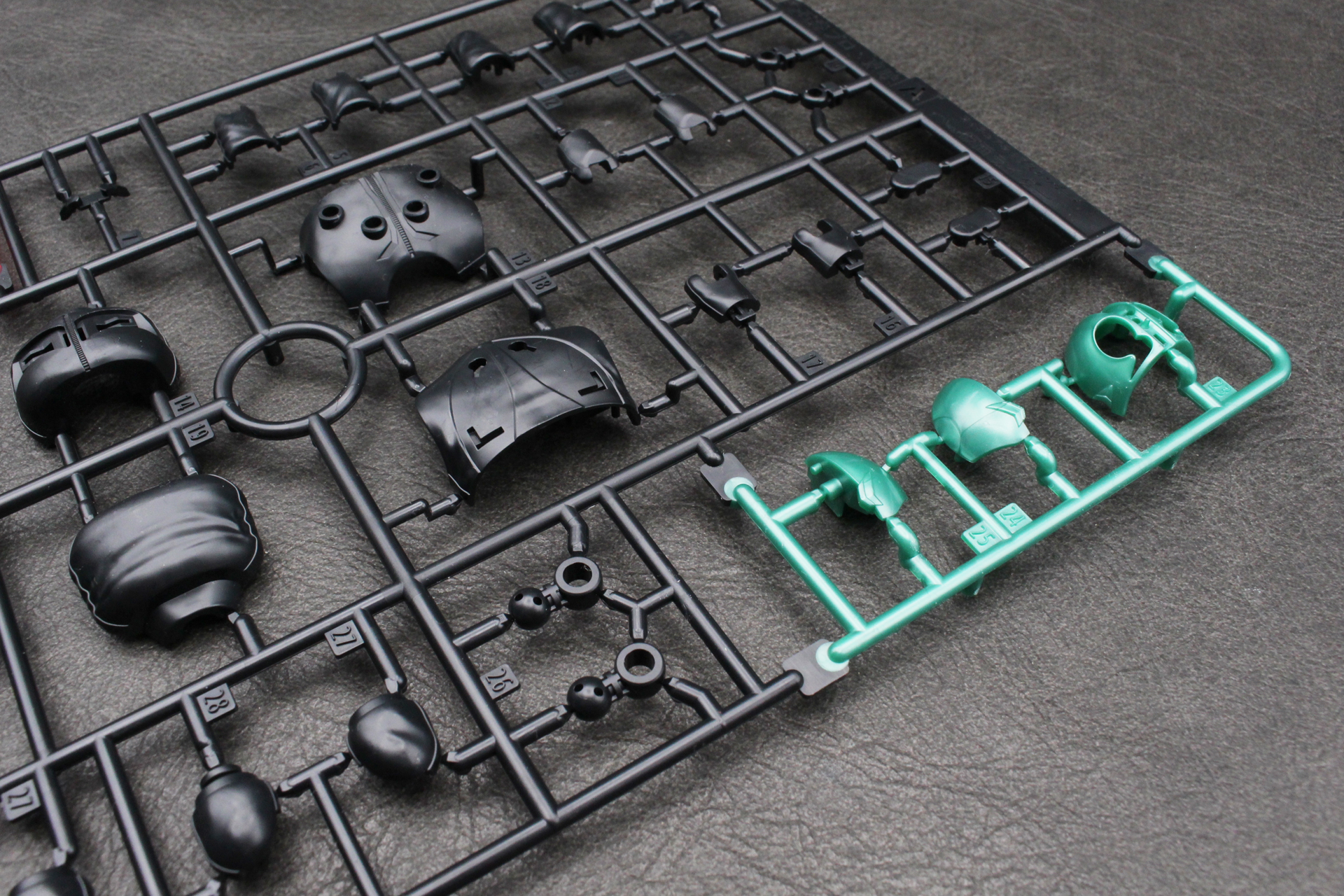 パーツはそれぞれに異なる質感を表現。マスクなど一部のパーツはアンダーゲートを採用している